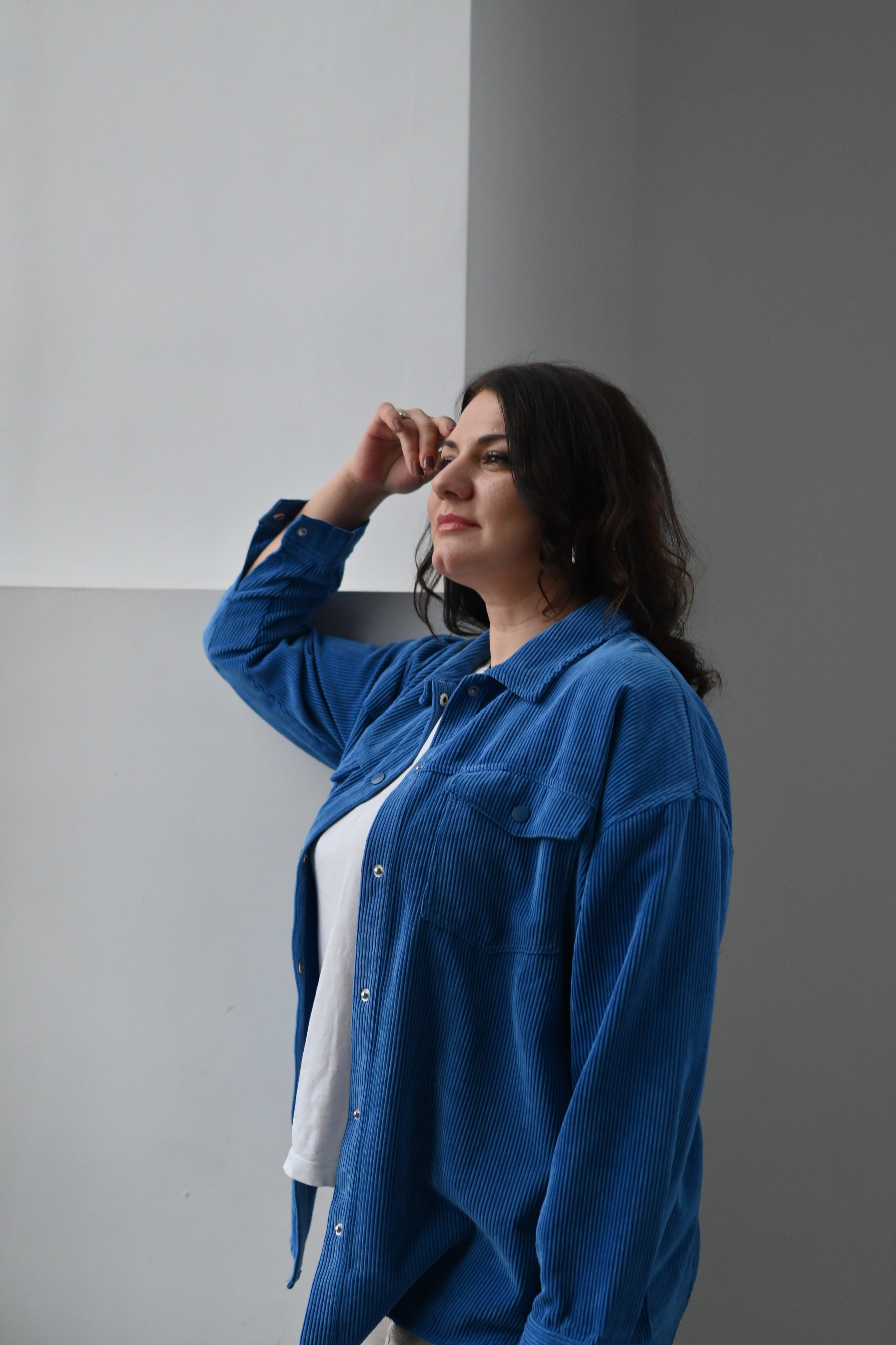 Стоя, средний план, углы, диагонали естественный свет