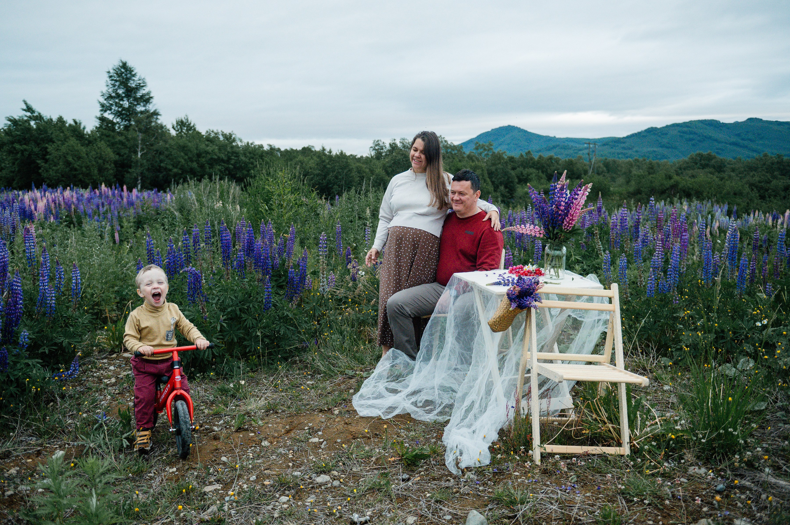Прогулка в люпиновых полях. Свадебный и семейный фотограф Камчатка. Фотограф Камчатка