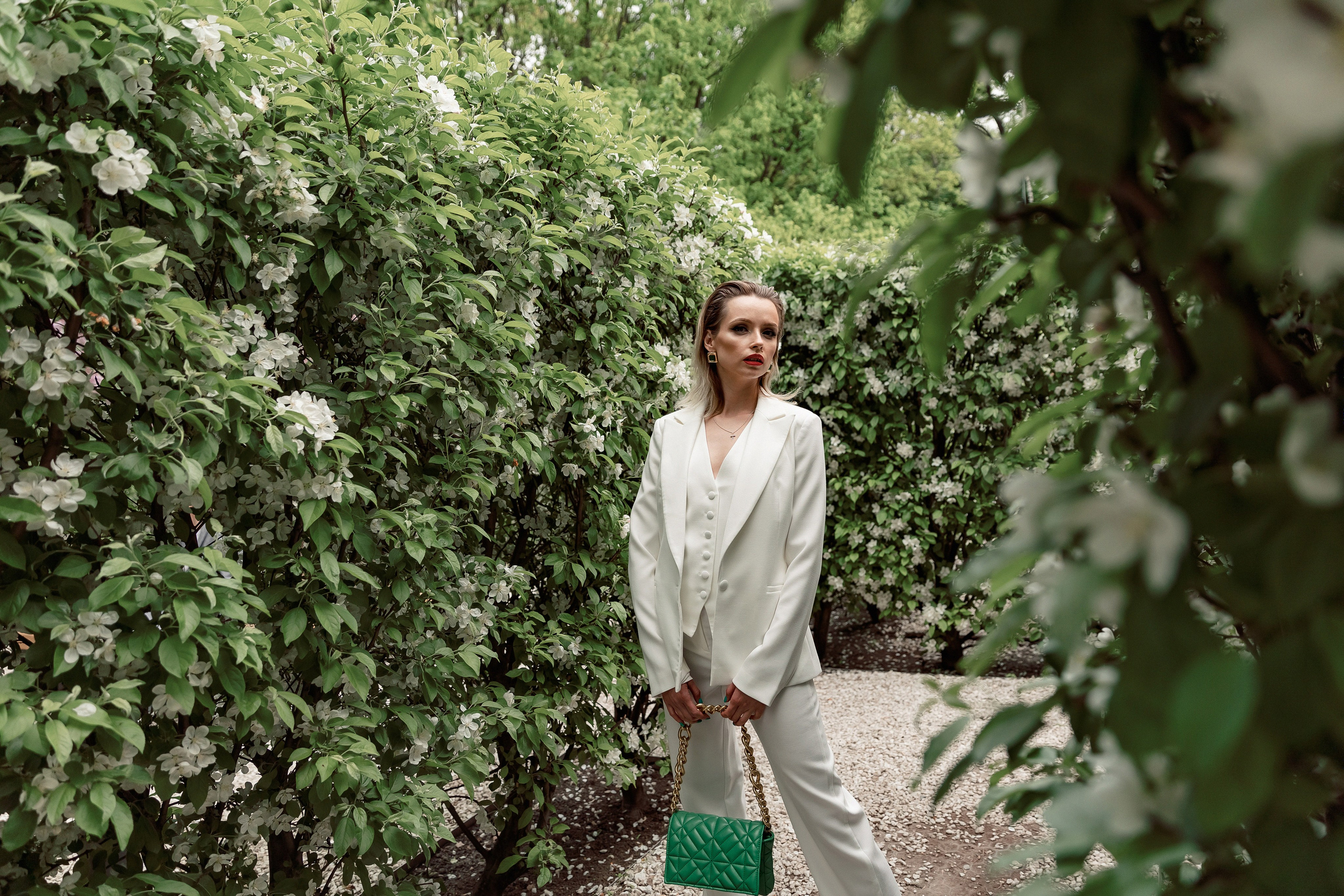 Портретная фотосессия Даши среди яблонь. Свадебный фотограф Москва