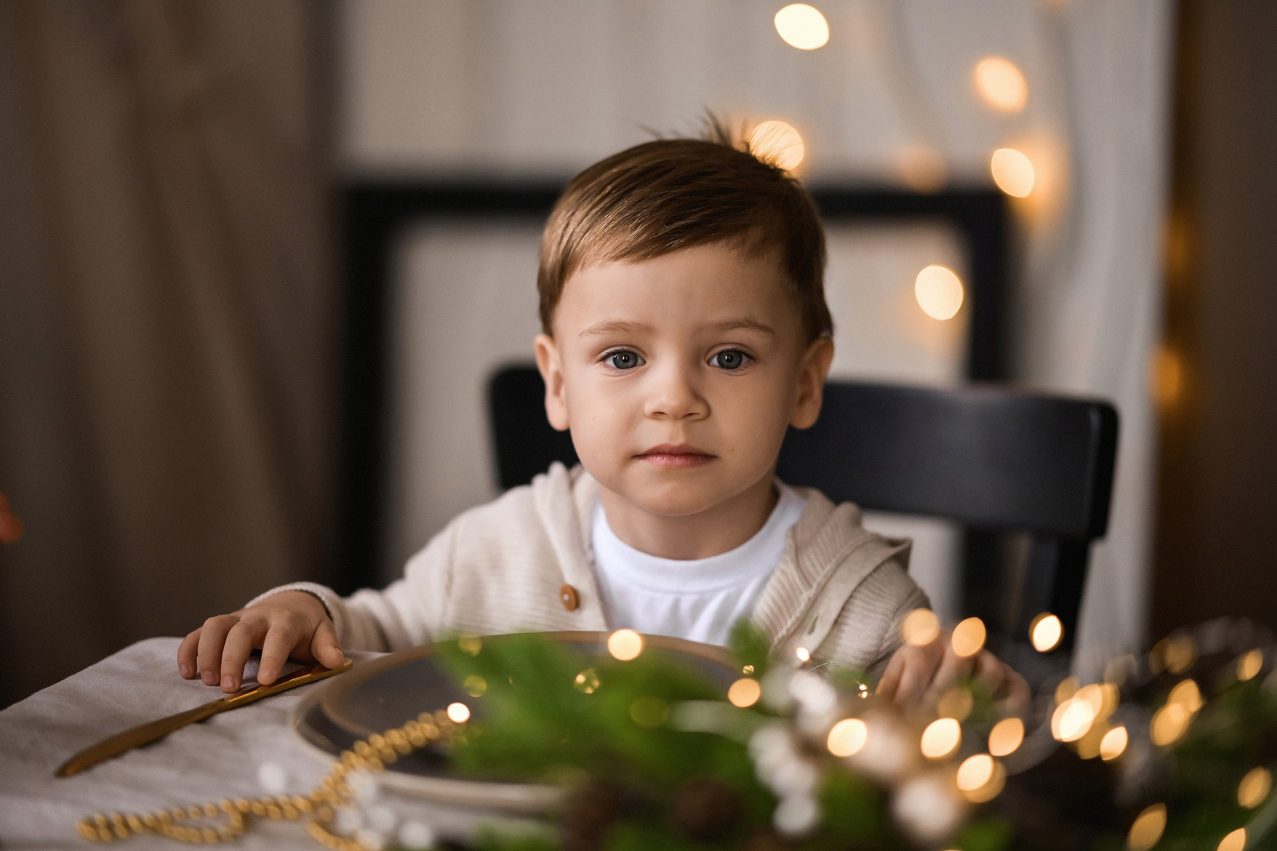 Новогодняя семейная фотосессия: уютные фото у ёлки в студии в Красноярске. 📸 Свадебный и семейный фотограф в Красноярске Тихомиров Евгений | 17 лет опыта | 800+ свадеб