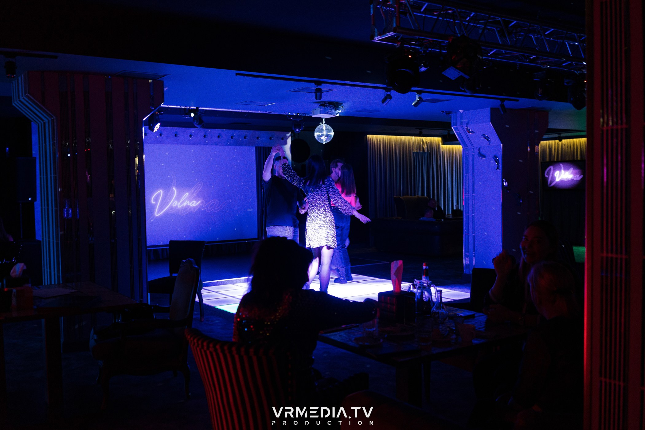 Dance в караоке-баре «Volna»