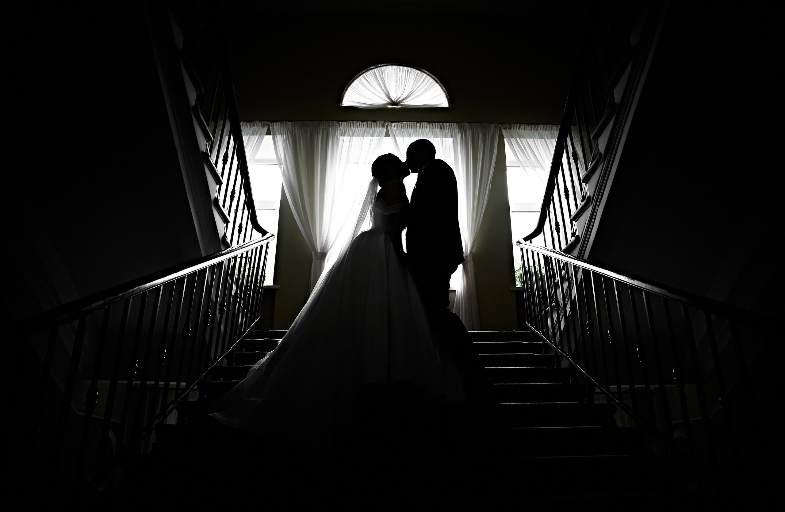 Свадебная фотография. Прогулка. Чёрно-белое.