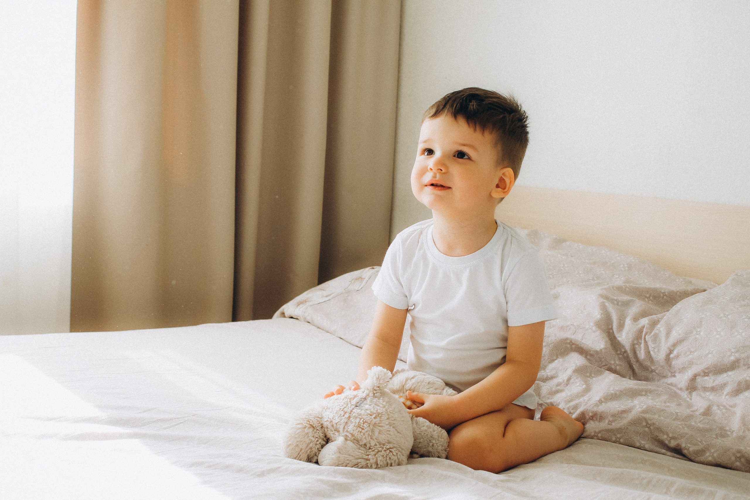 фотография мальчика на кровати, мальчик сидит на кровати, домашняя фотосессия мальчика