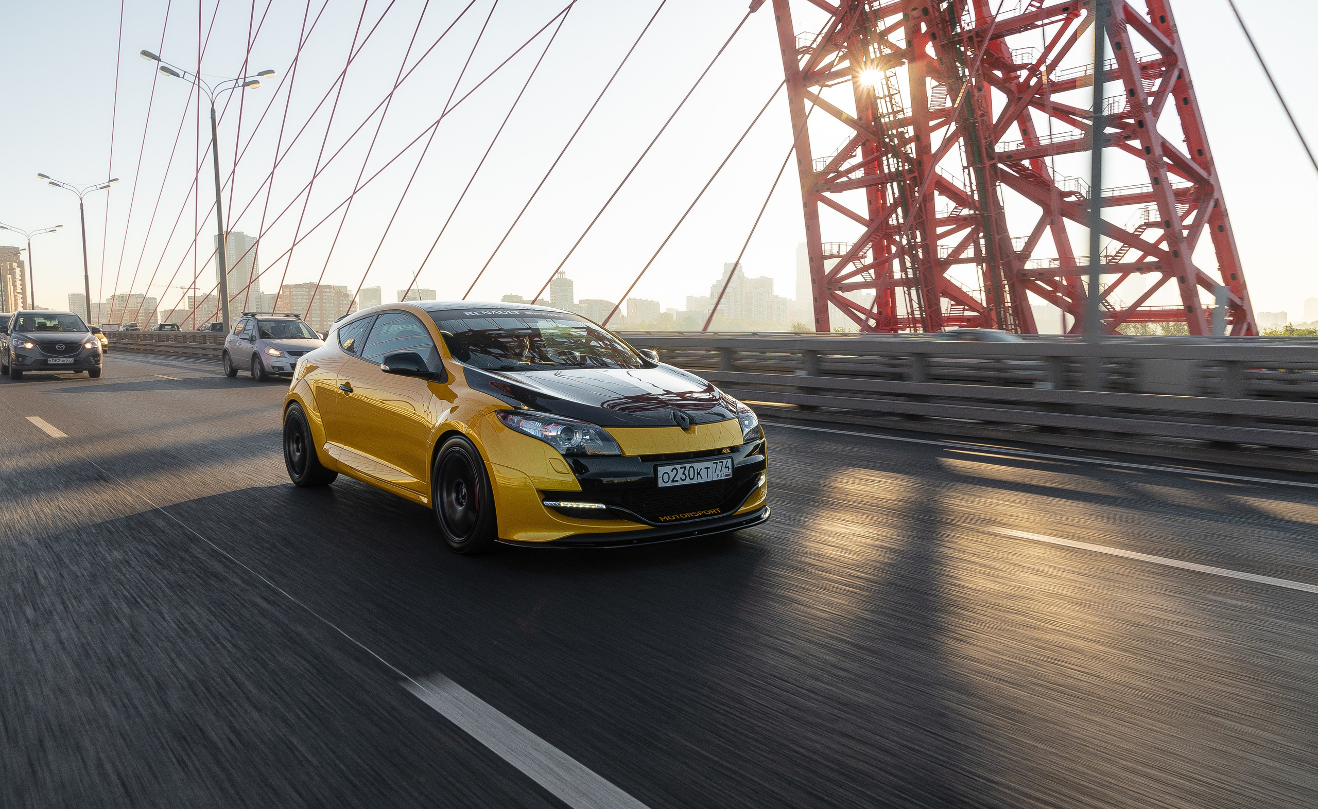 Спортивный хэтчбэк ездит по улицам Москвы. Жуков Илья  свадебный фотограф в Москве