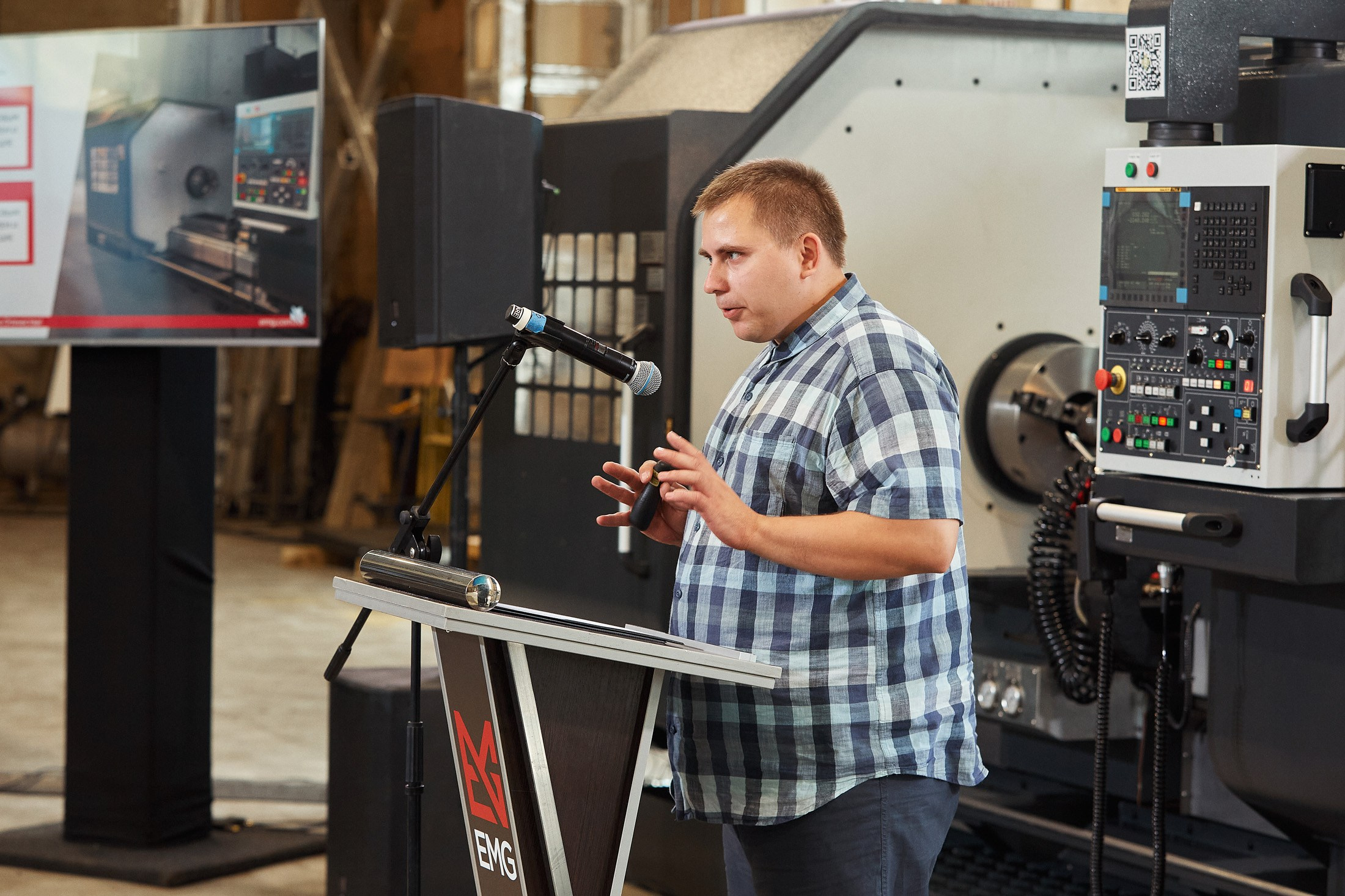 EMG / Международный форум / Презентация нового высокоточного станка. Антон Артюшин, портретный фотограф. Москва