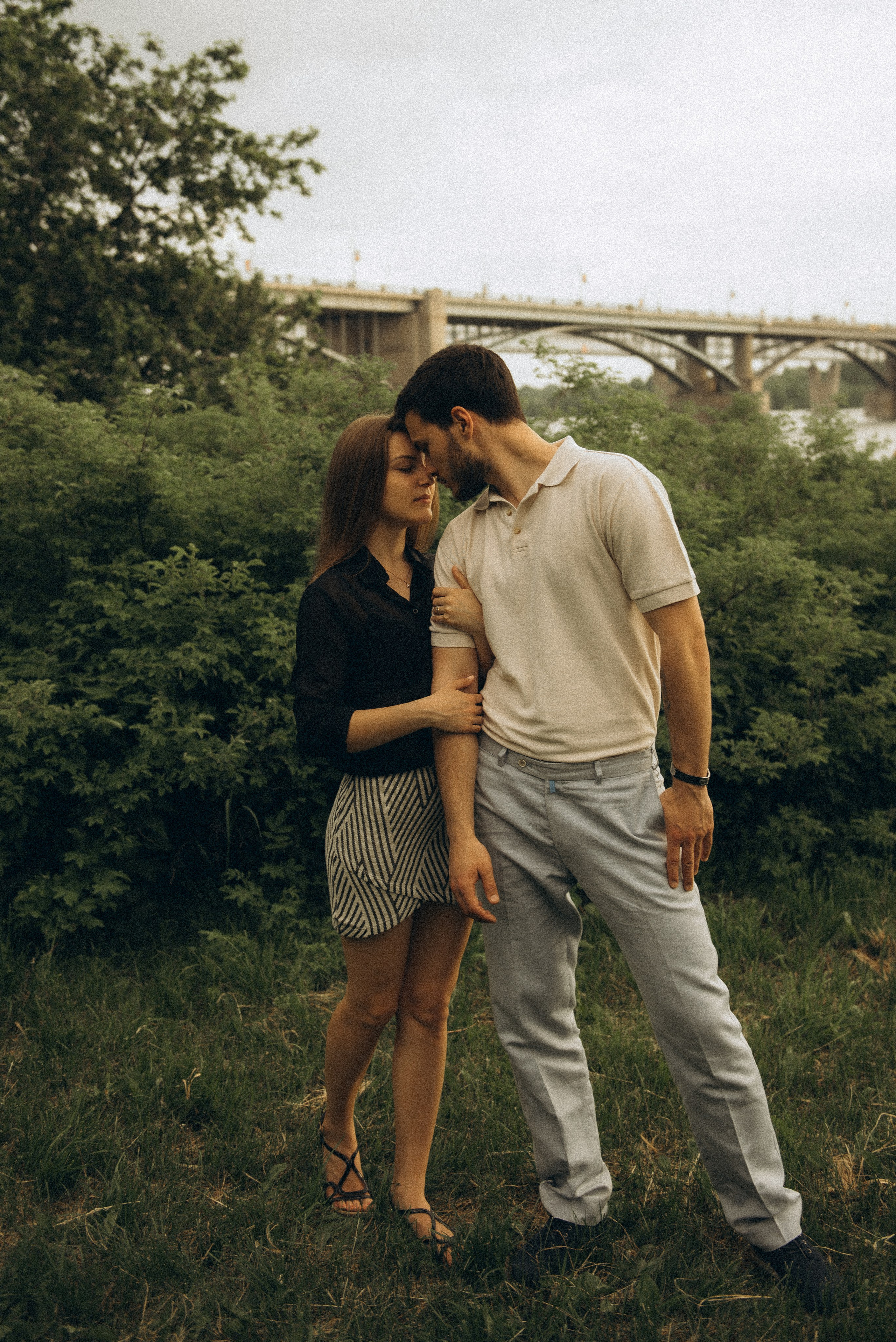 Объятия на траве у Оби, на фоне Коммунального моста. Видовая фотосессия на Михайловской набережной Новосибирска от Василия Дана.