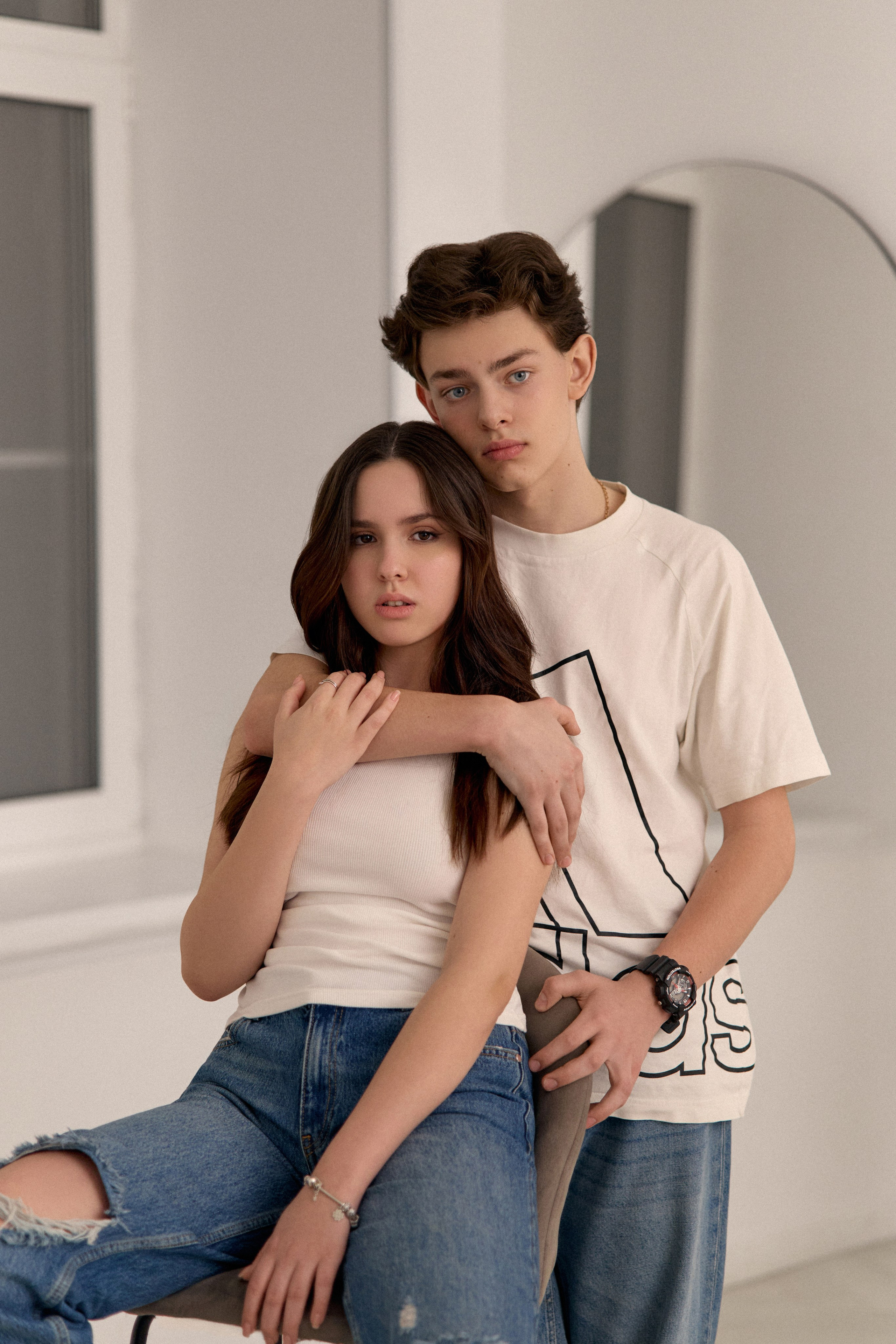 Лавстори в минималистично фотостудии. Сестры Карабаза. Фотографы и ретушеры в Москве и Санкт-Петербурге