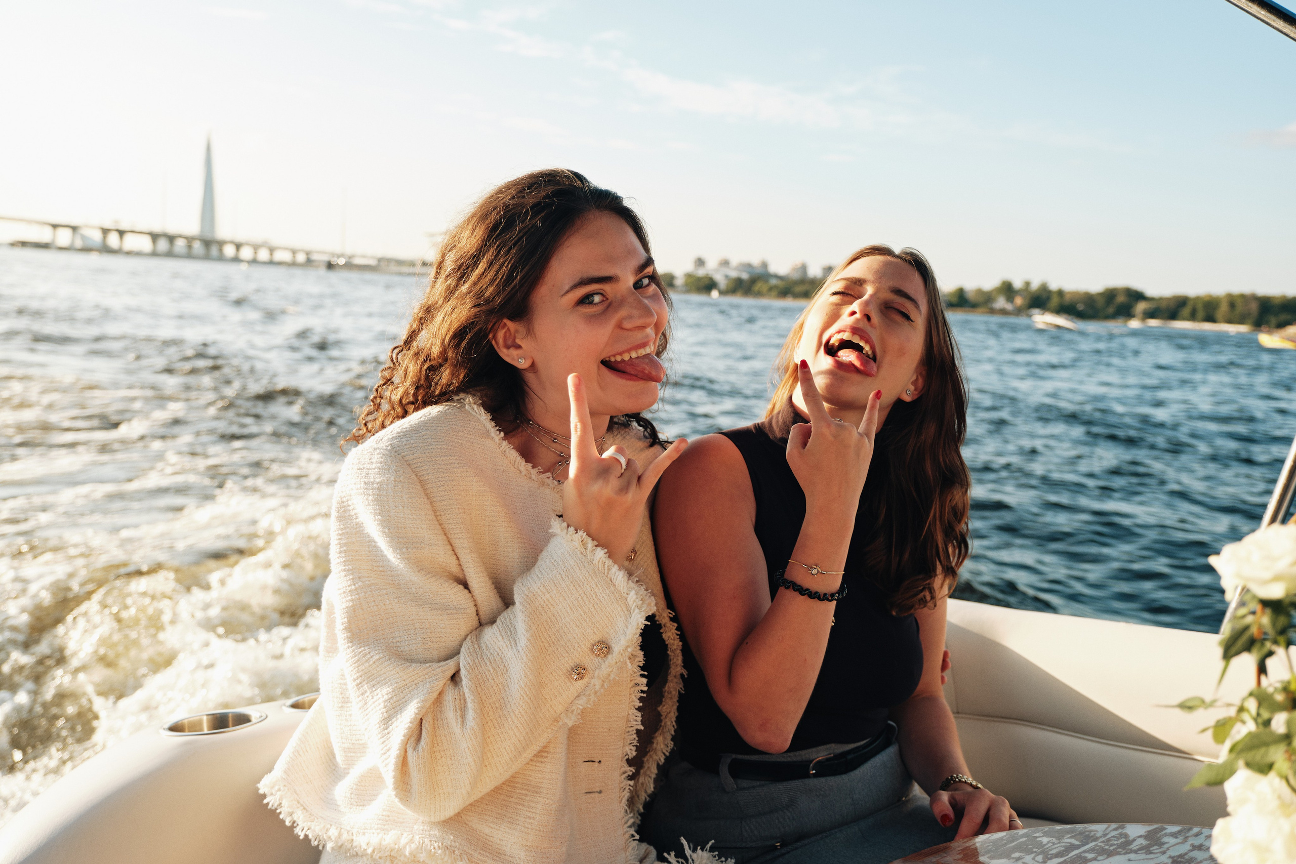 Фотосессия на катере в Санкт-Петербурге. Семейные и свадебные фотосессии в СПб, в студии, на улице, на природе
