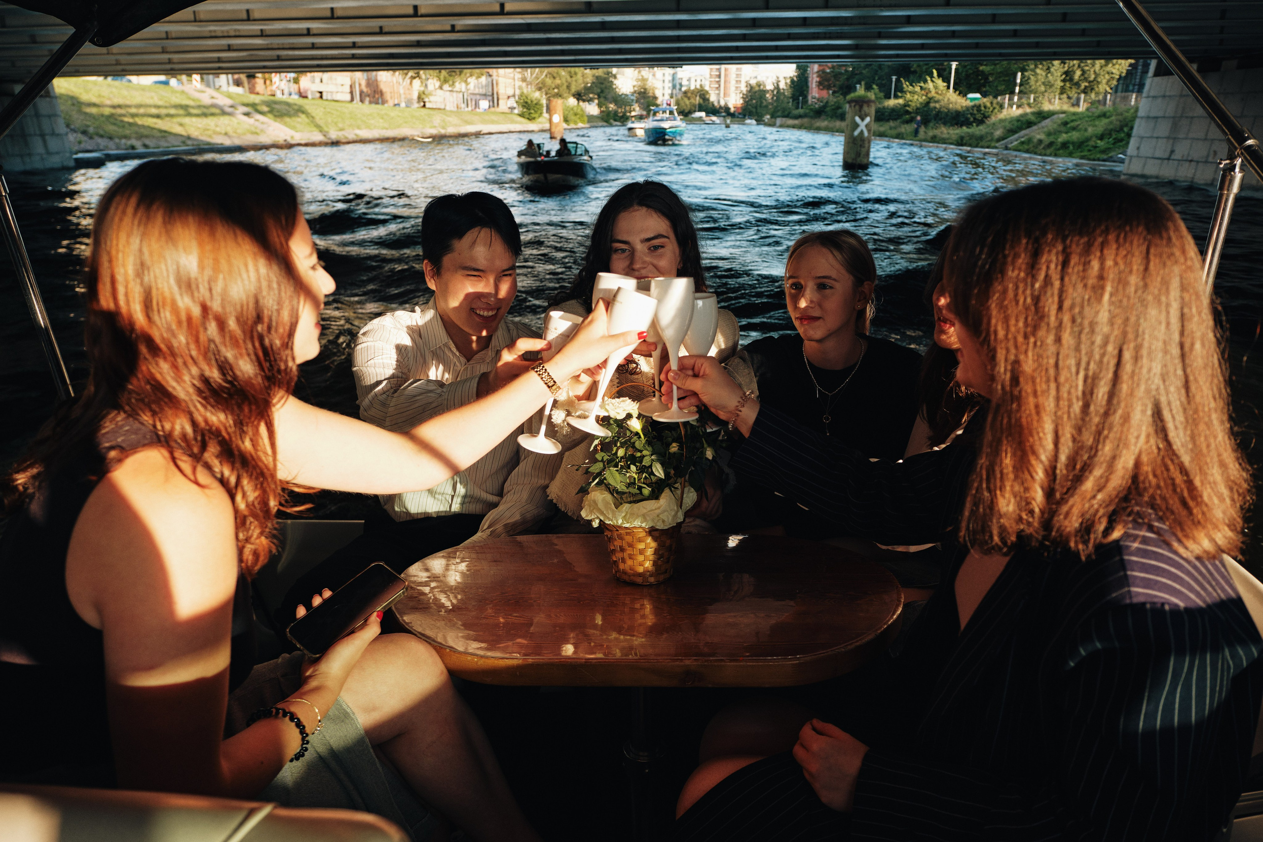 Фотосессия на катере в Санкт-Петербурге. Семейные и свадебные фотосессии в СПб, в студии, на улице, на природе