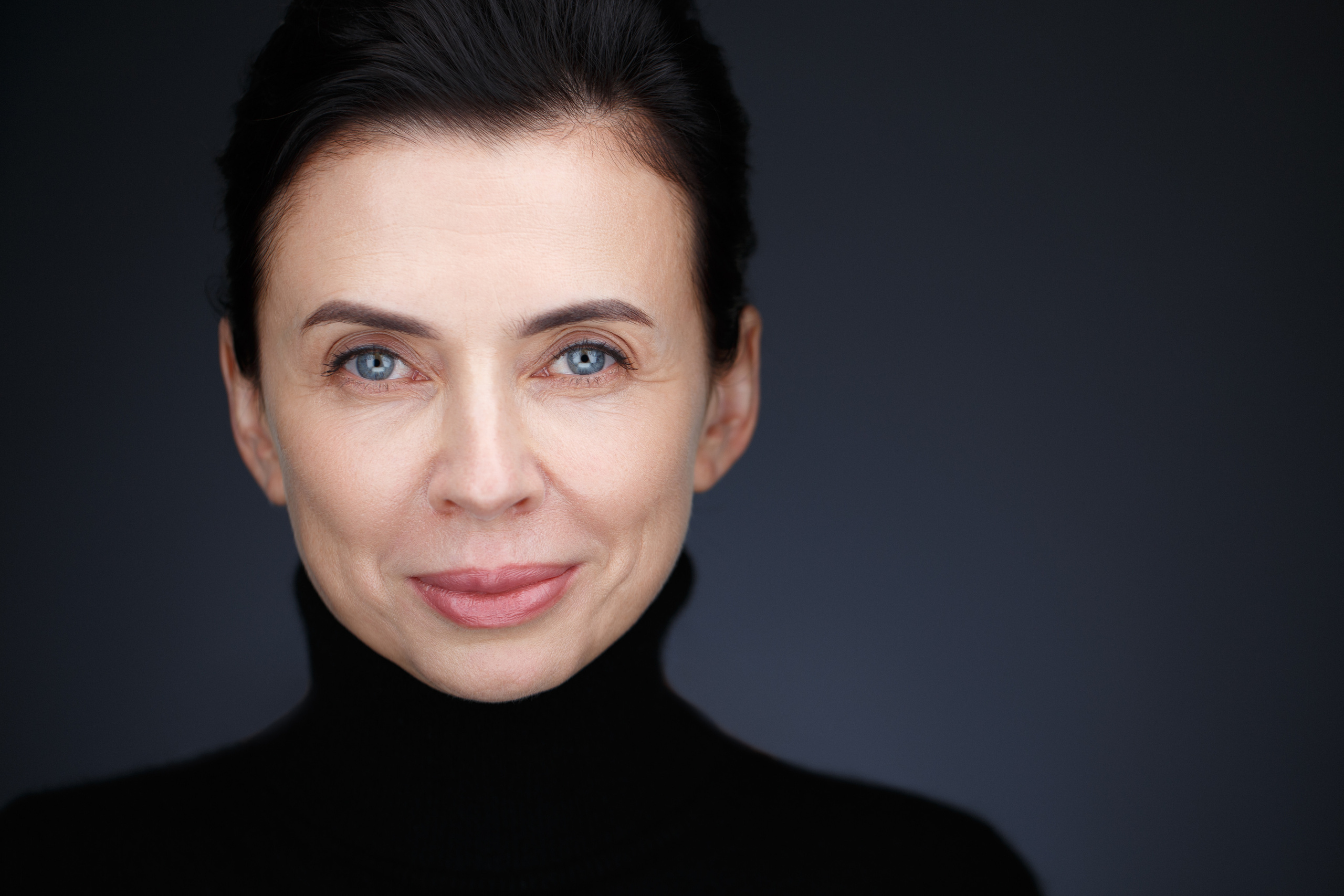 Хедшот. Стильный современный портрет женщины на тёмном фоне.