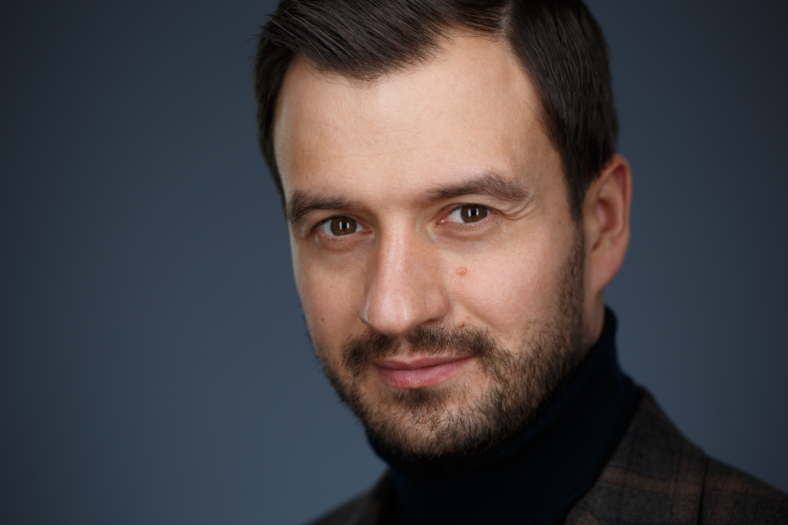 Хедшот. Деловой портрет руководителя на тёмном нейтральном фоне.