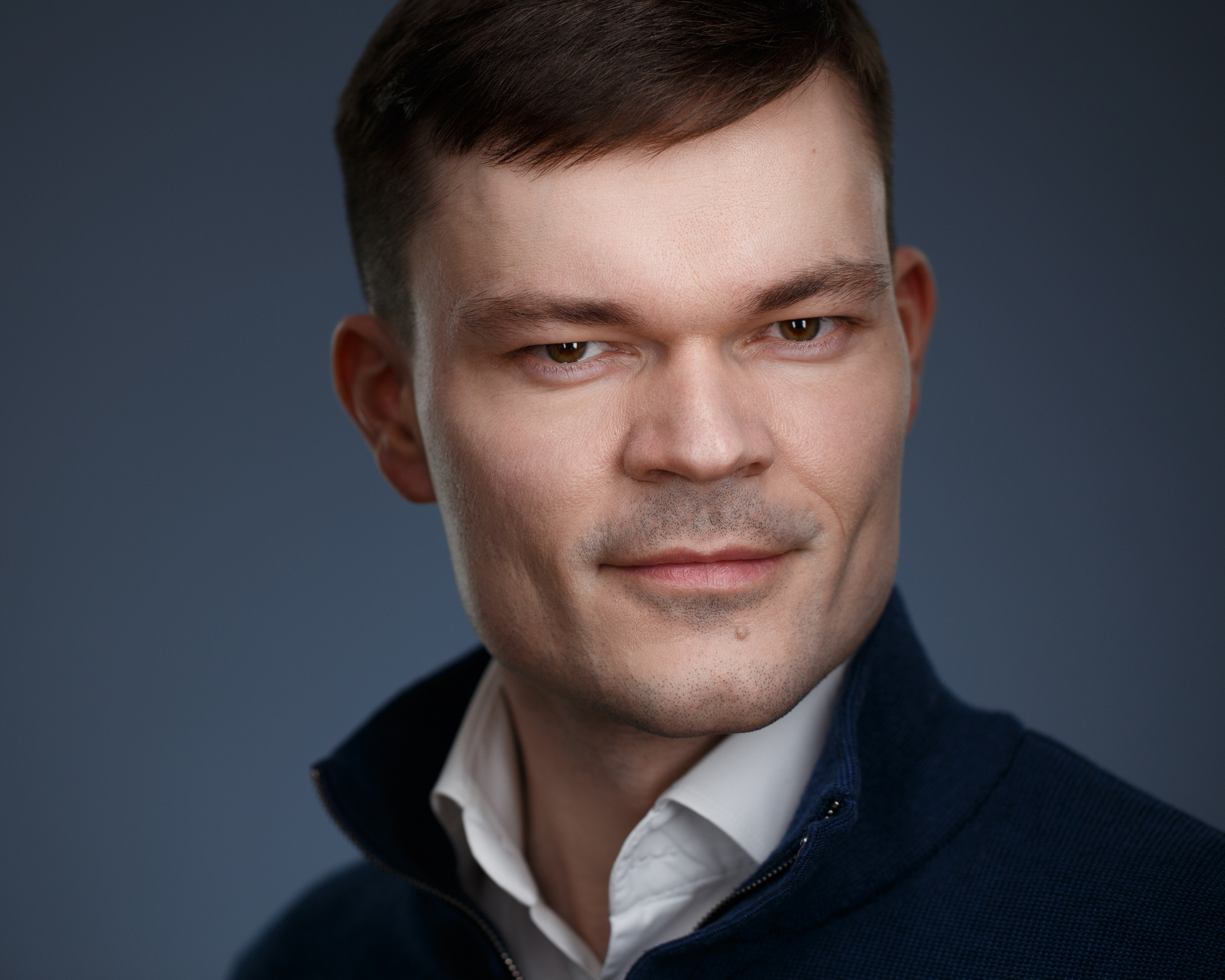 Хедшот. Деловой портрет мужчины на тёмном фоне.