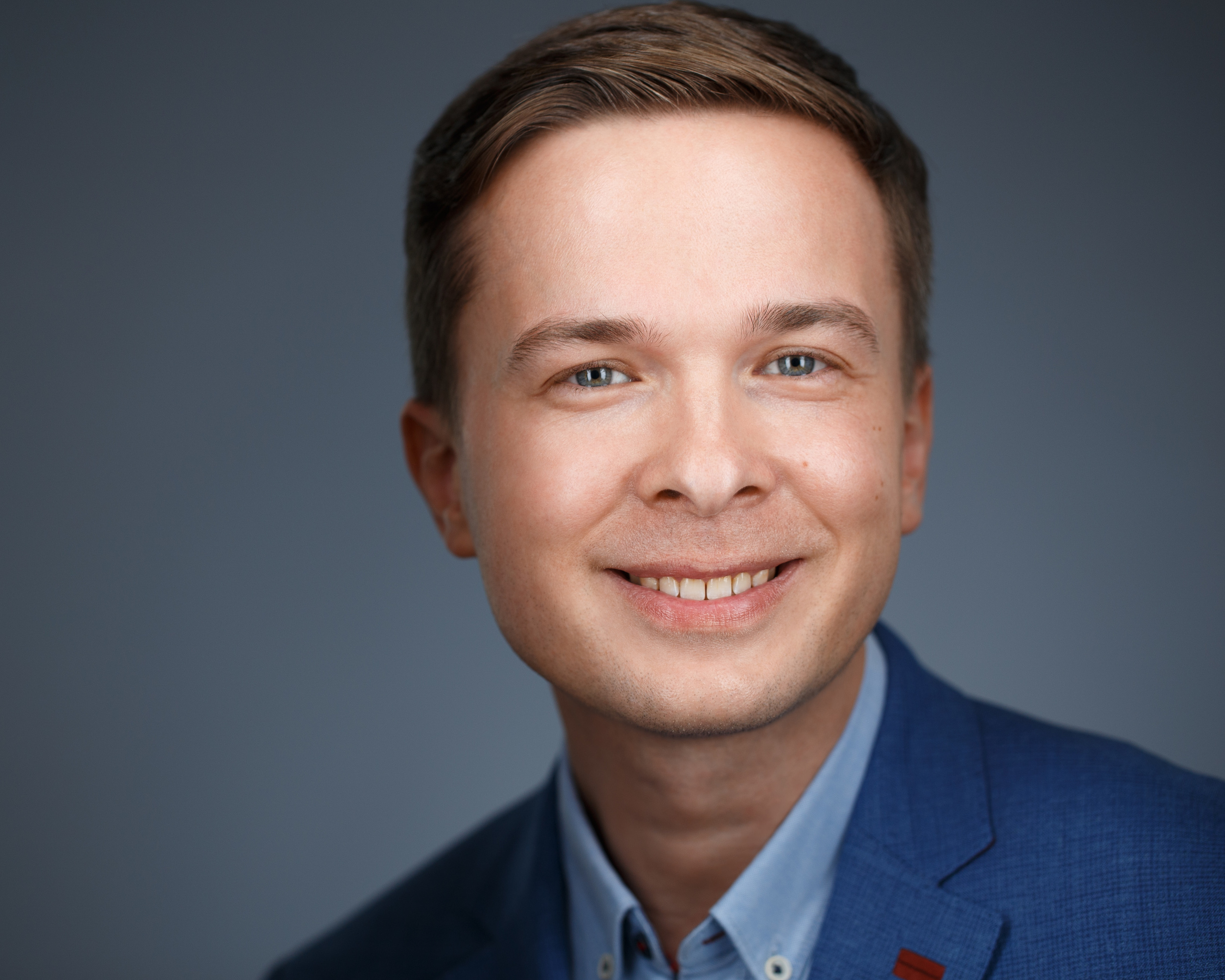 Хедшот. Портрет крупным планом молодого специалиста на сайт компании.