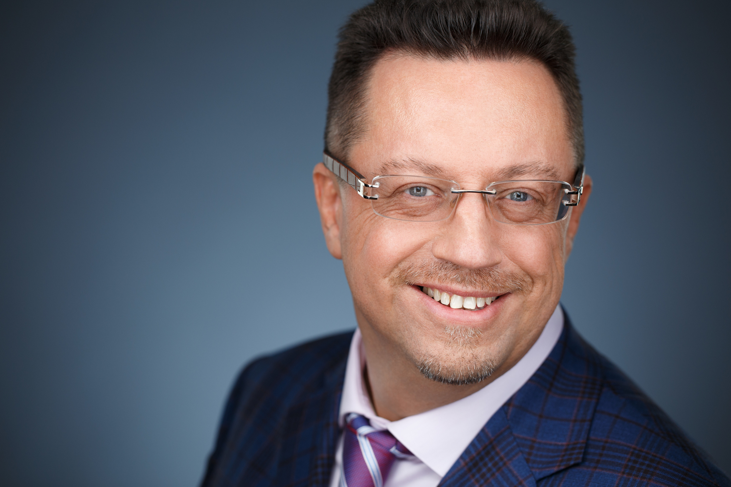 Хедшот. Стильный современный деловой портрет мужчины.