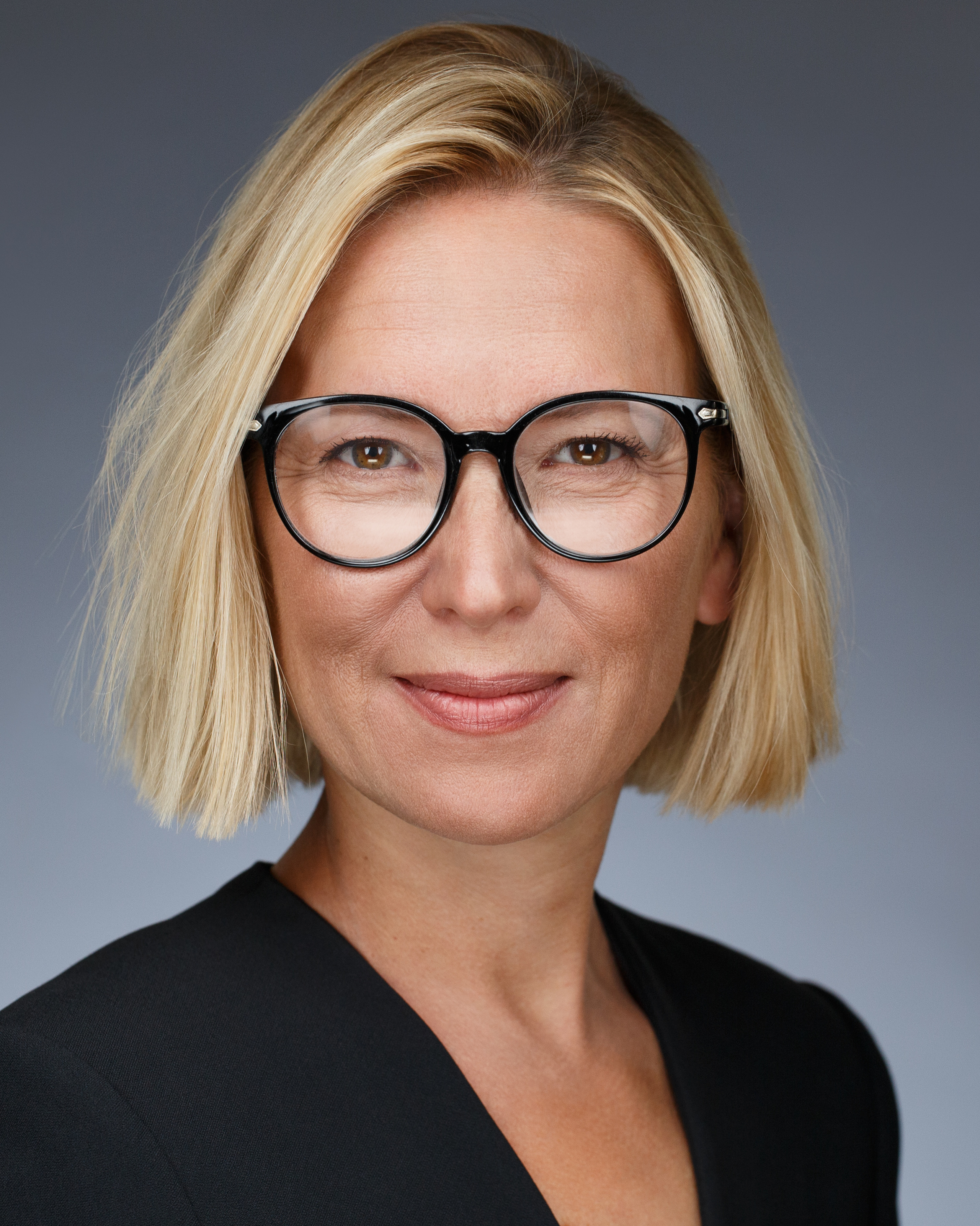 Женский деловой портрет на европейский манер.