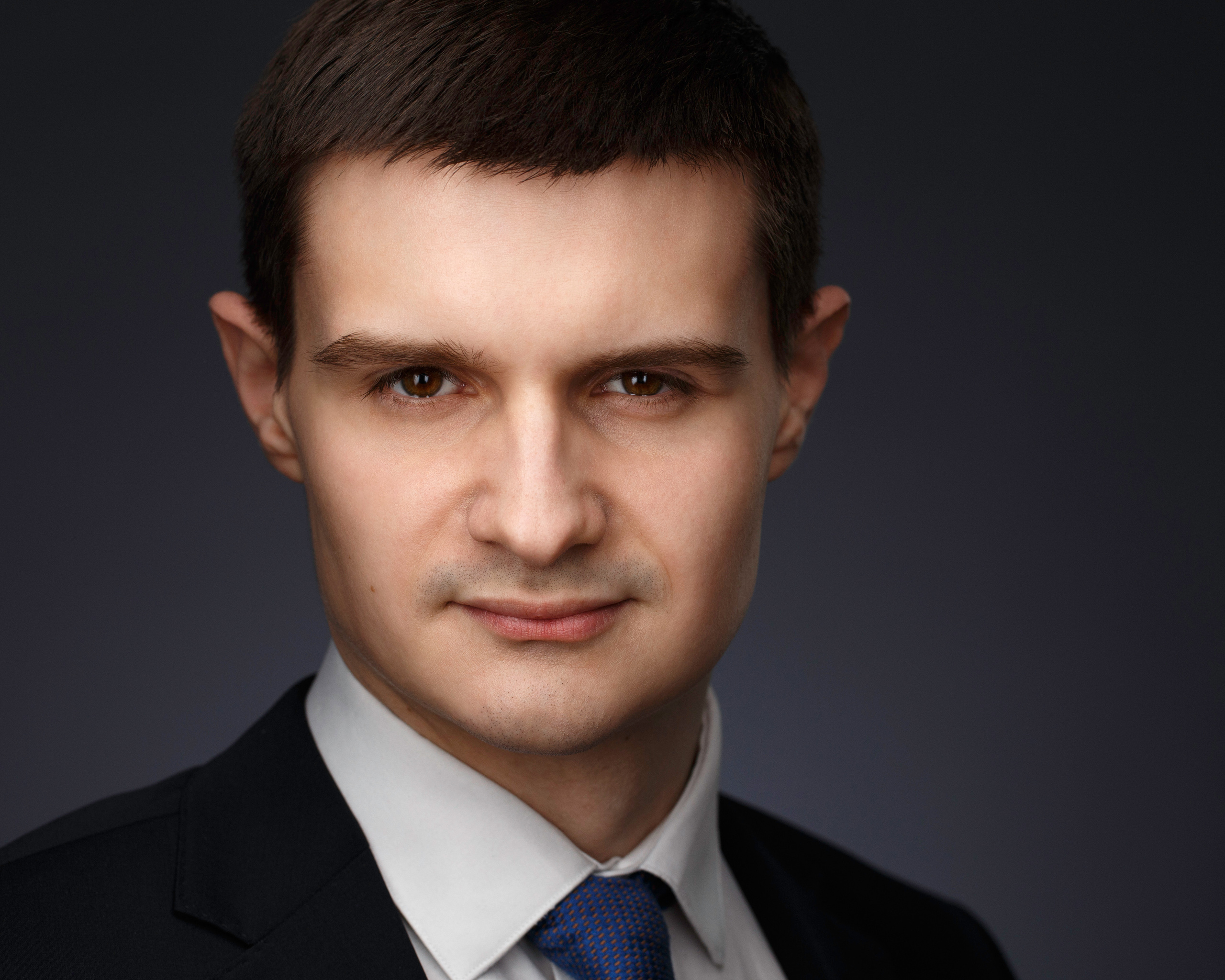 Хедшот. Строгий современный деловой портрет.