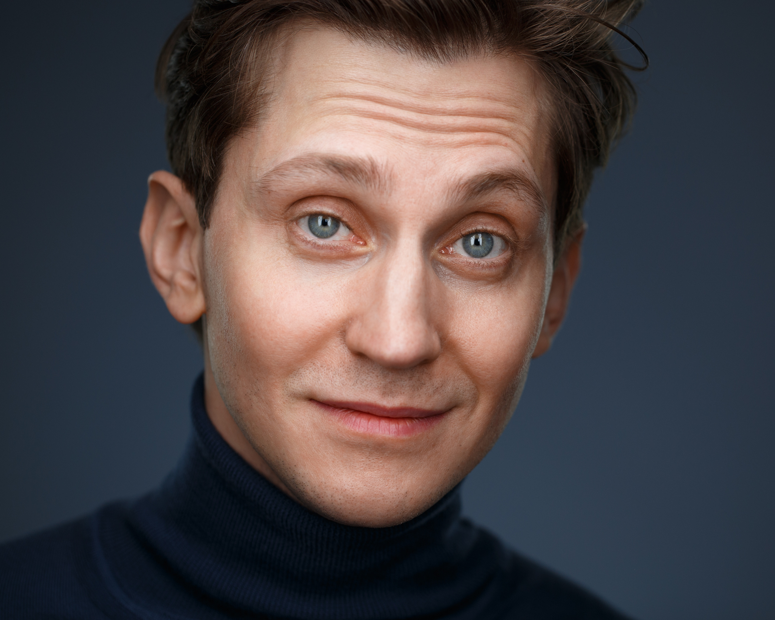 Весёлый деловой портрет мужчины в жанре хедшот.