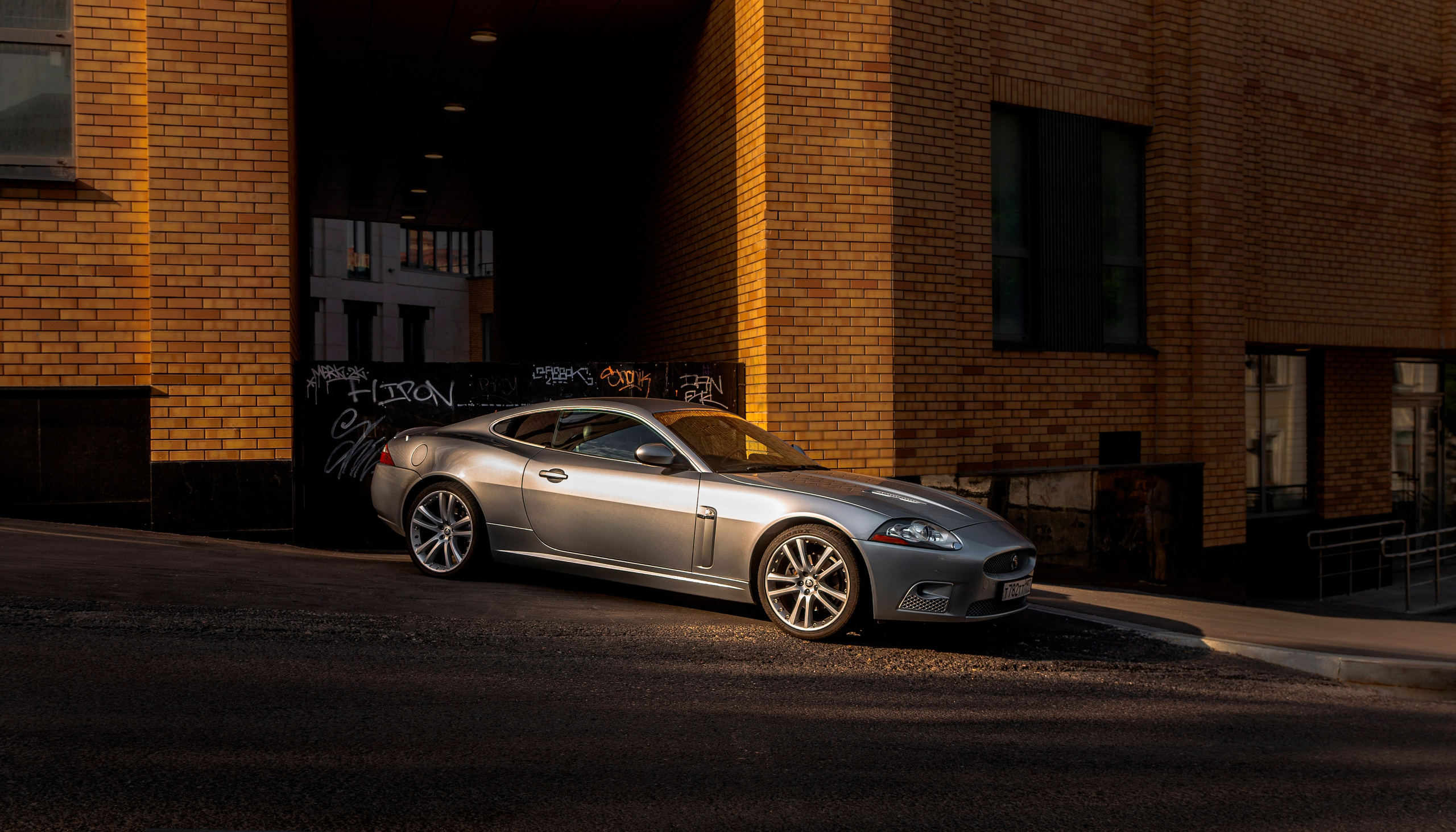 Утренняя фотосъемка автомобиля Jaguar в Москве. Жуков Илья  свадебный фотограф в Москве