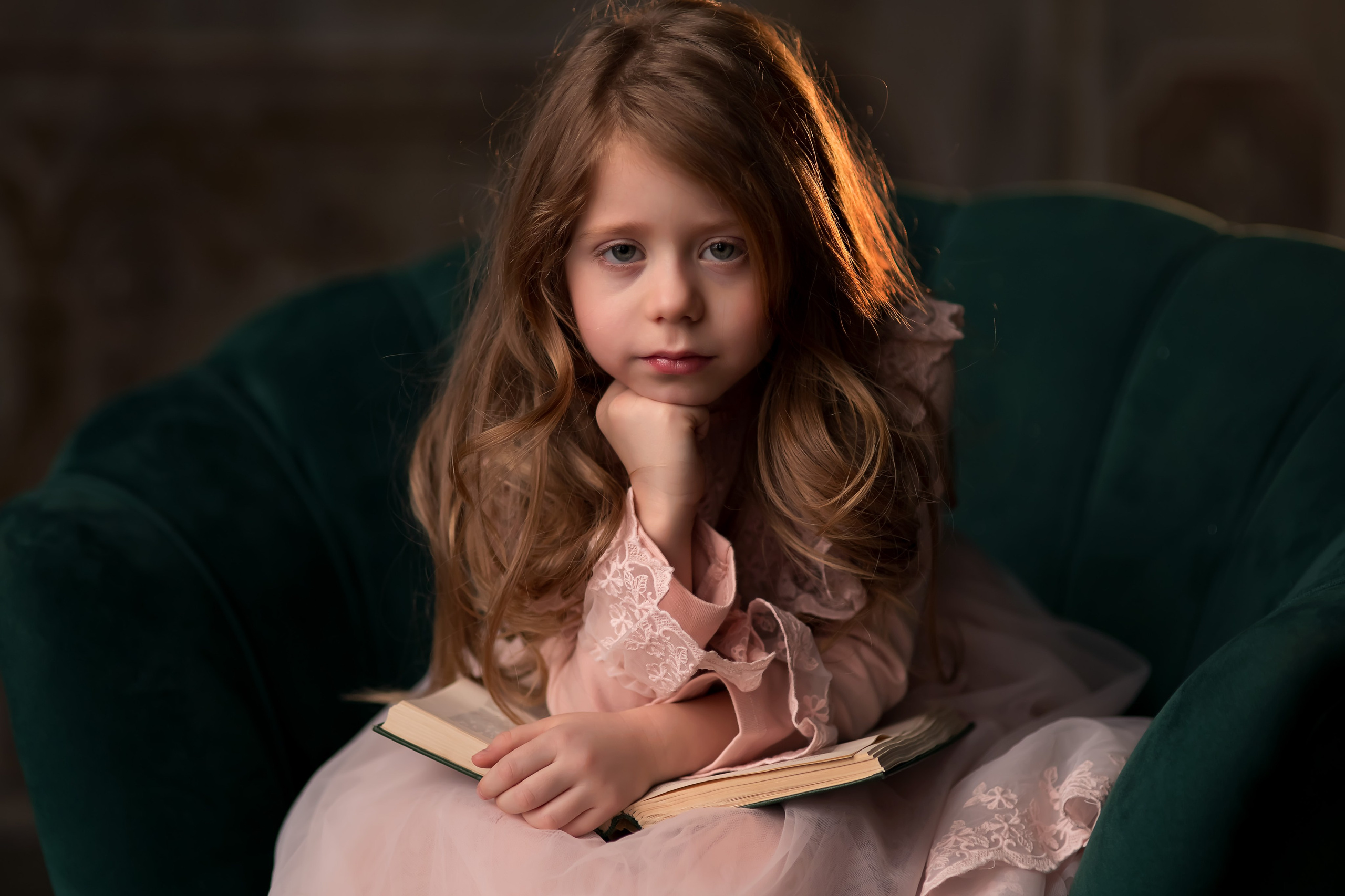 портрет девочки с книгой