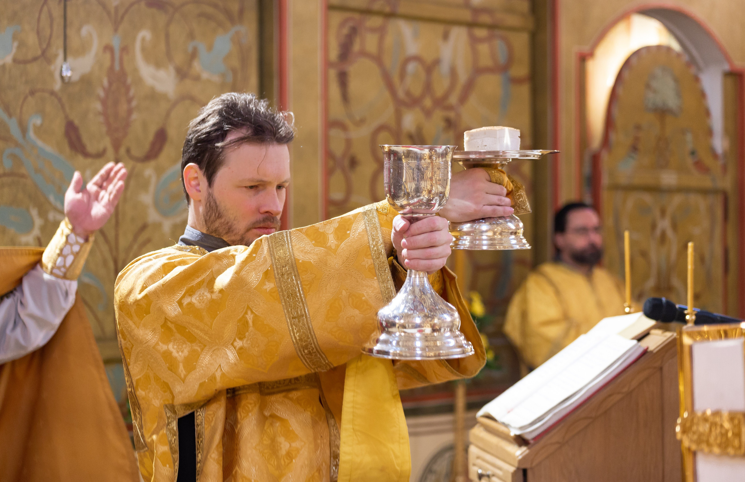 Праздничное богослужение Святителю Николаю 19 декабря. Интерьерный фотограф в Москве Роман Потапов