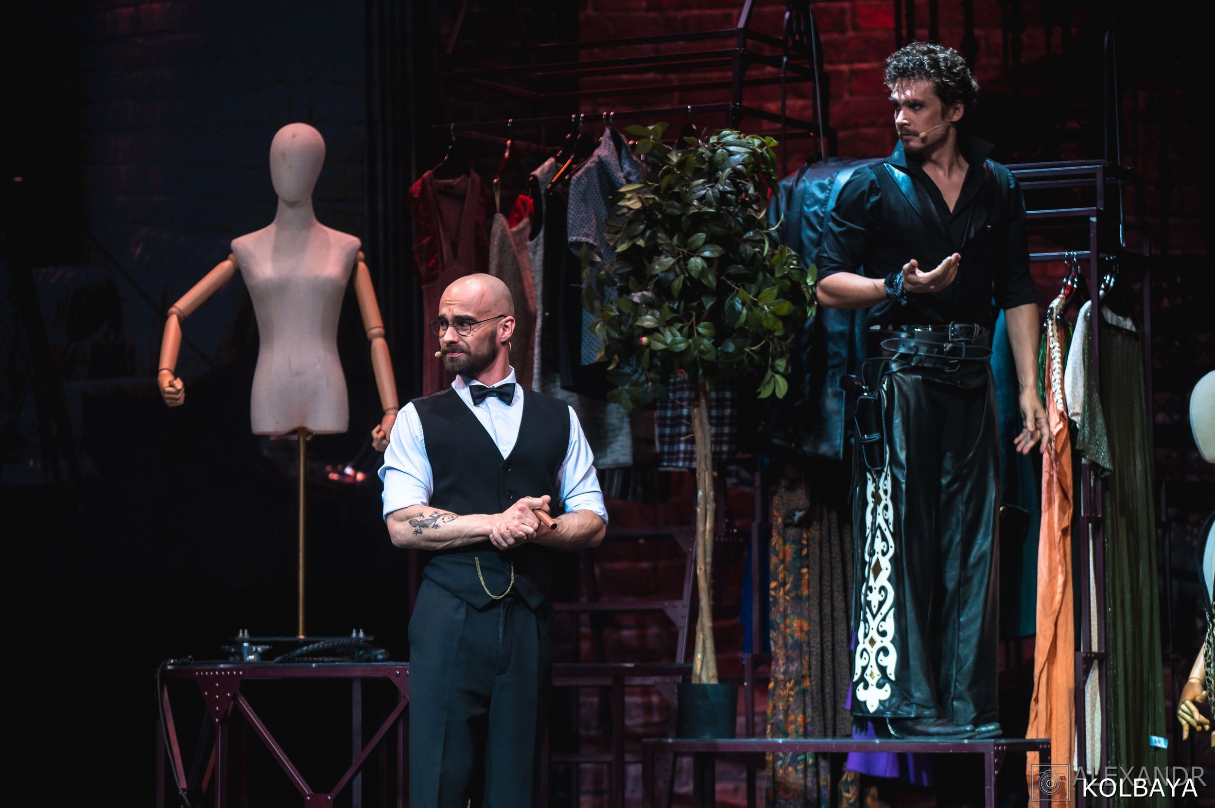 Фотографии со спектакля «Привет, я тетя Чарли». Концертный и театральный репортажный фотограф в Москве Александр Колбая