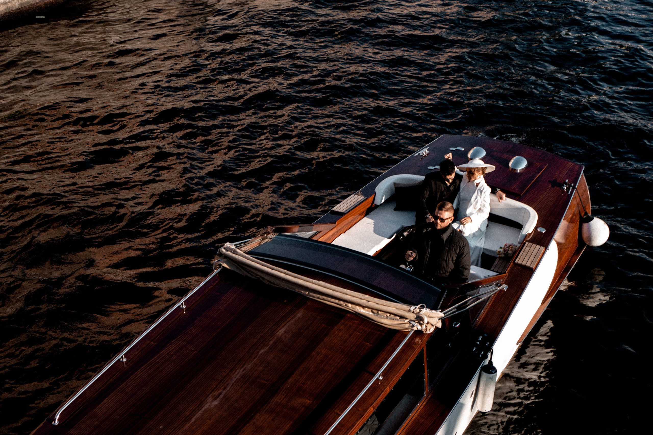 СВАДЕНБНАЯ СЬЕМКА НА КАТЕРЕ ПО КАНАЛАМ САНКТ-ПЕТЕРБУРГА И В АКВАТОРИИ НЕВЫ. Профессиональный фотограф, Санкт-Петербург — Виктория Богомолова