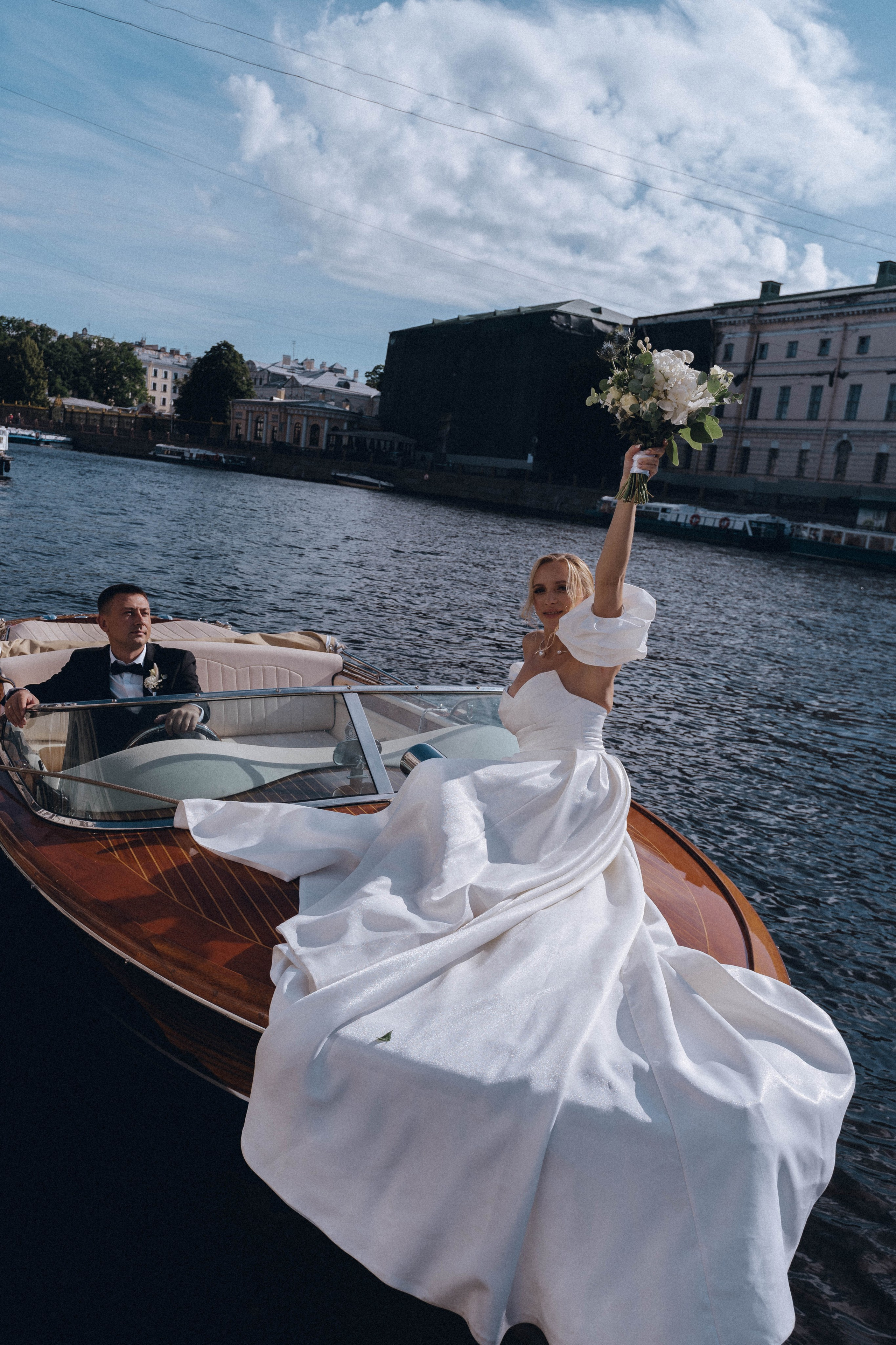СВАДЕНБНАЯ СЬЕМКА НА КАТЕРЕ ПО КАНАЛАМ САНКТ-ПЕТЕРБУРГА И В АКВАТОРИИ НЕВЫ. Профессиональный фотограф, Санкт-Петербург — Виктория Богомолова
