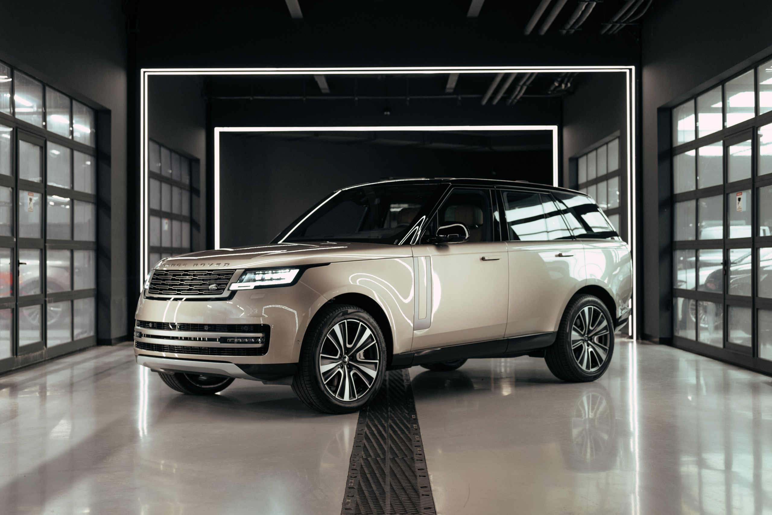 Range Rover gold on sand. DeLorein