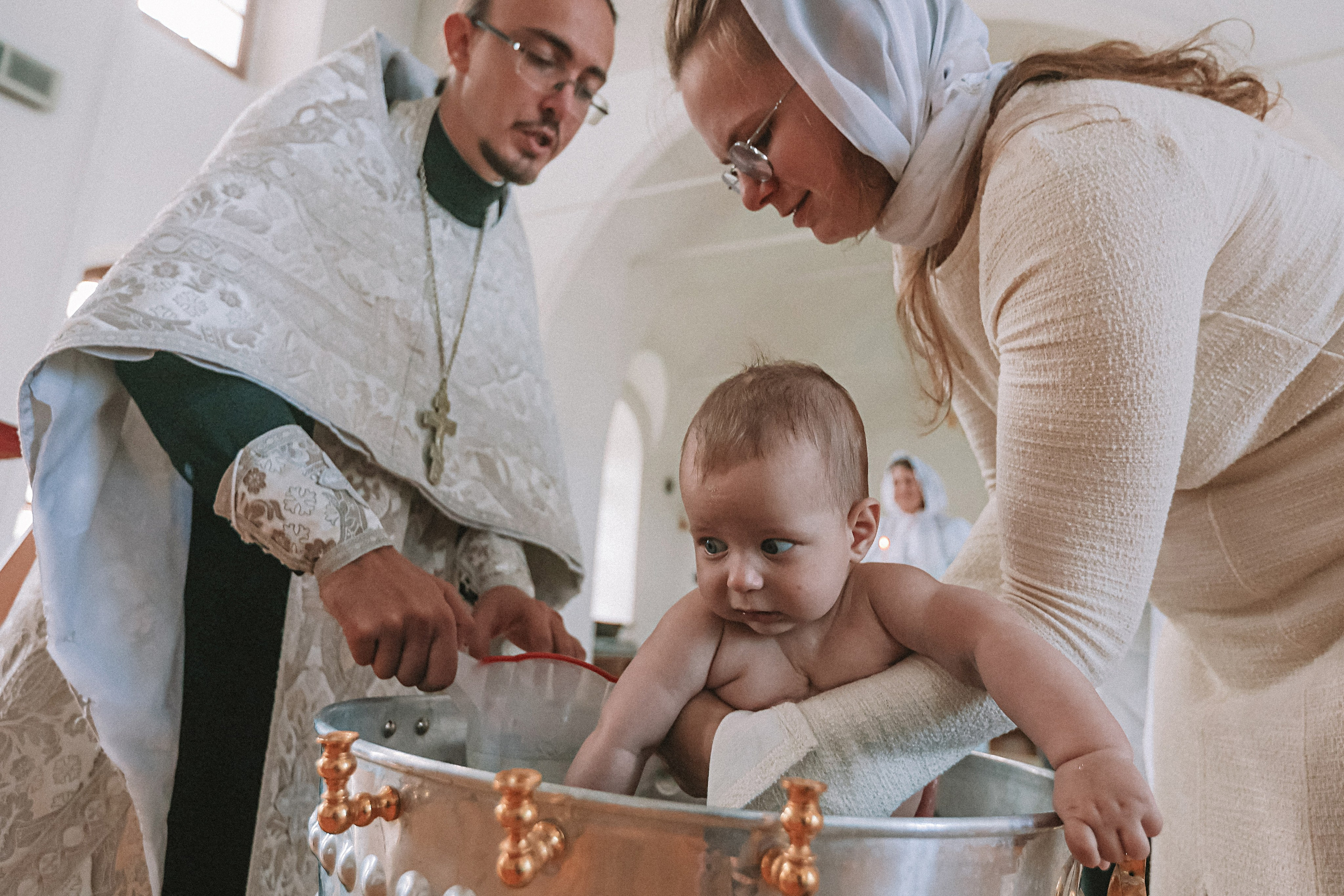 Крещение церковь около моста влюбленных. Семейный фотограф Тюмень, фотограф на роды Салмина Мария