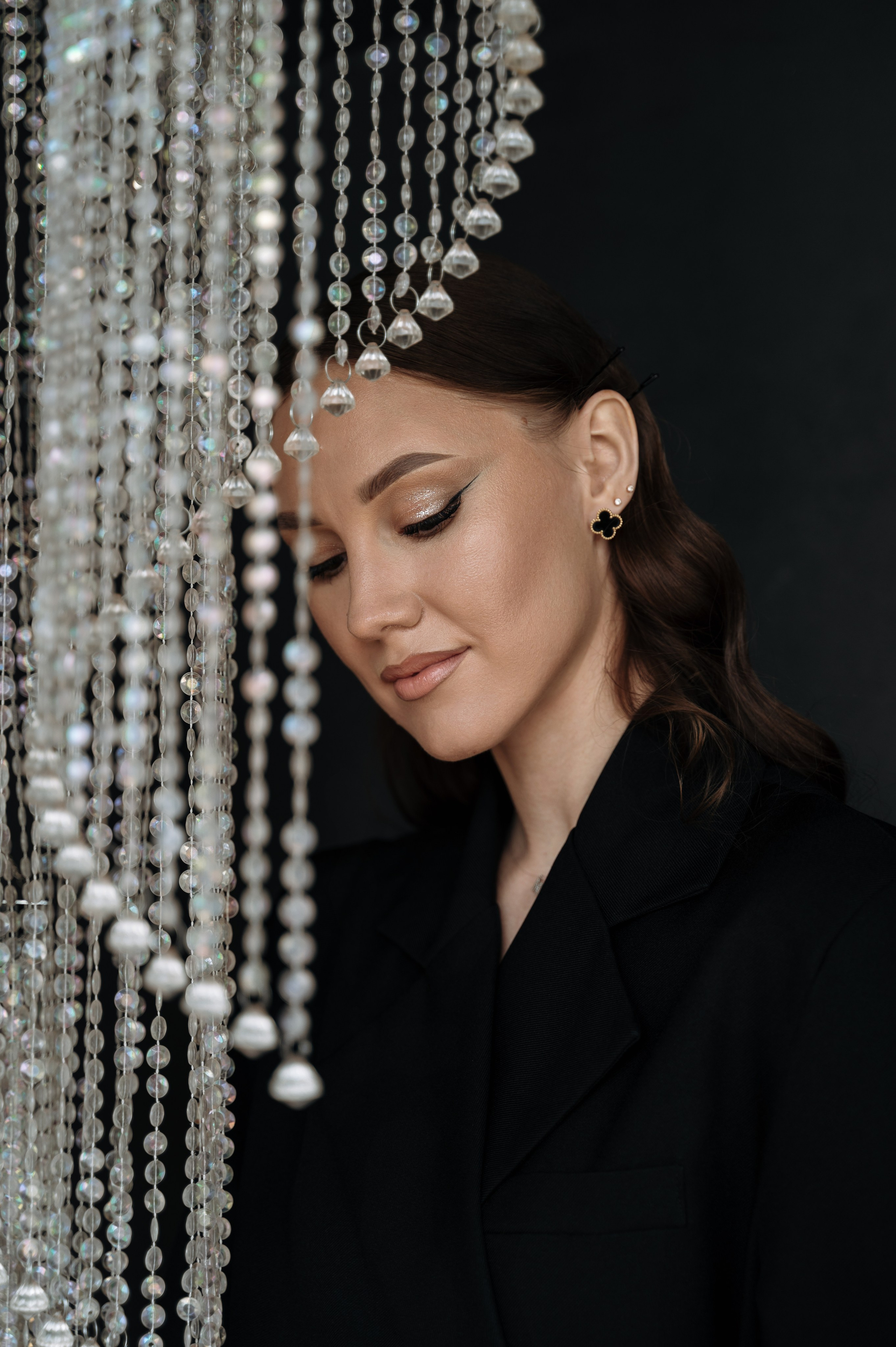 портрет девушки с хрустальной люстрой крупным планом