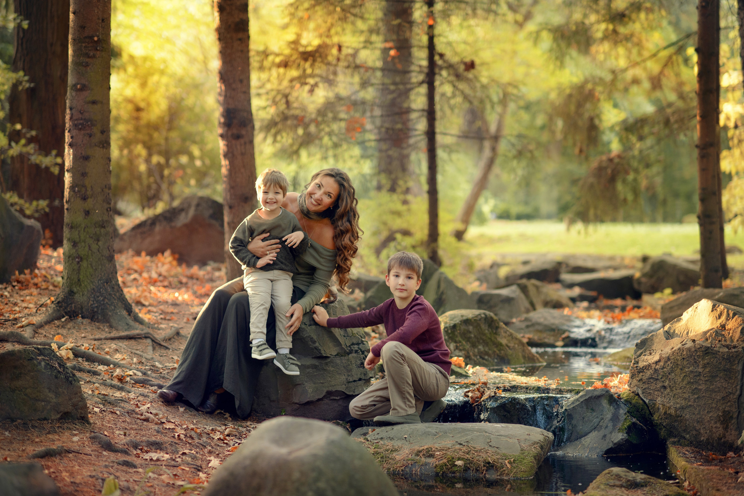 Family photo shoot , walk in the autumn park, family and golden fall (Photographer in Edinburgh Elena Carruthers)
