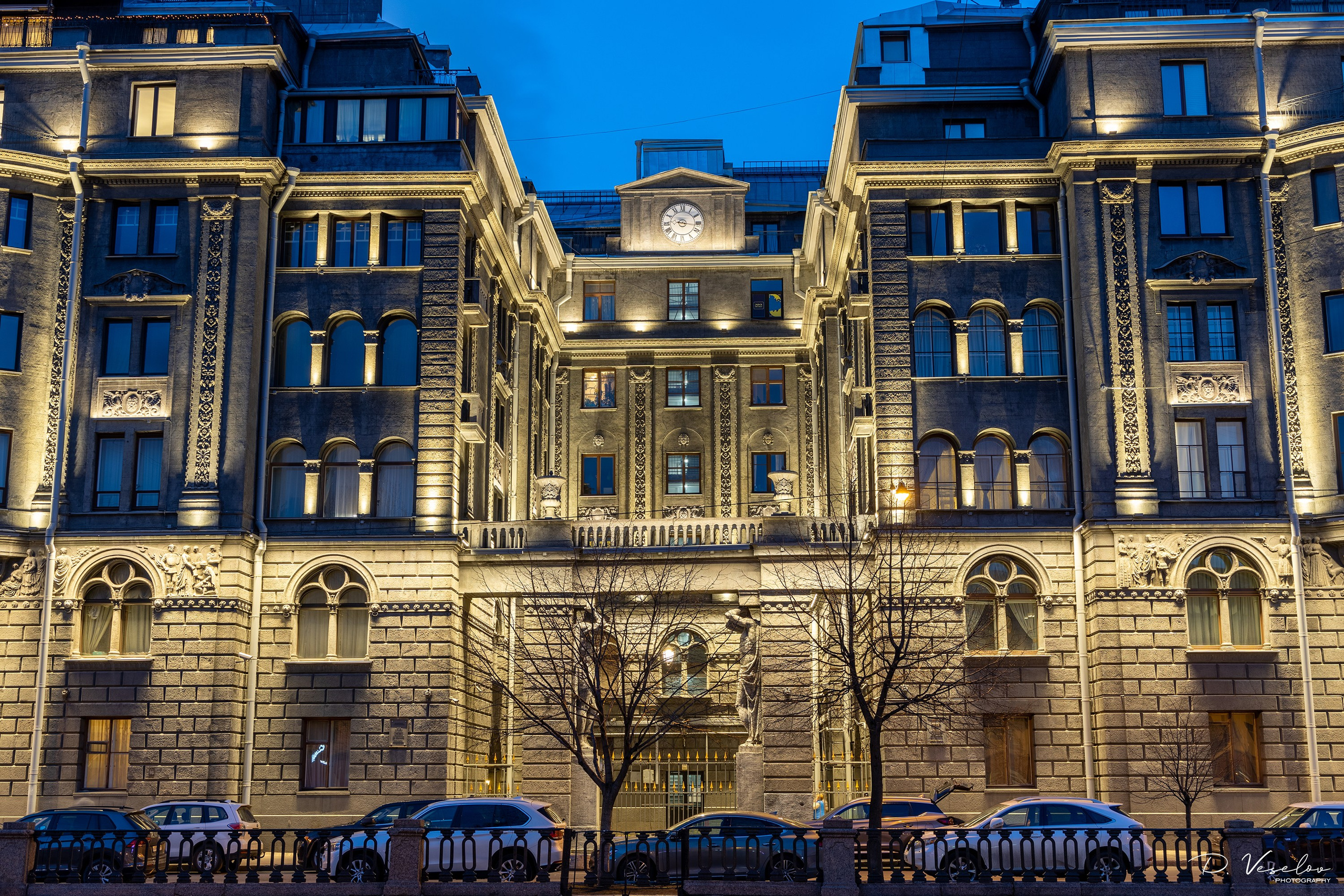 Ночная подсветка здания на Крюков кан. 14