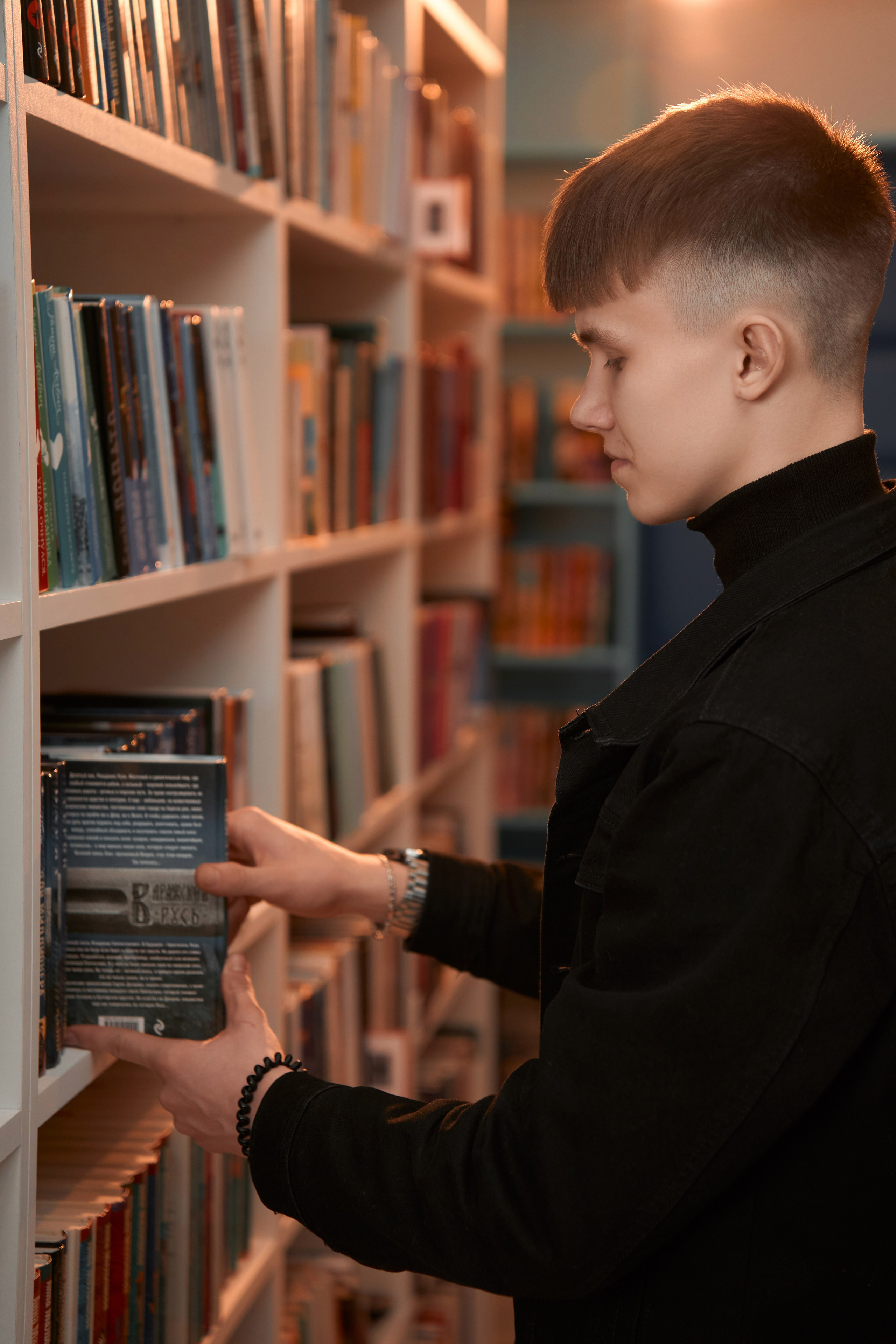 Артём в библиотеке. Фотограф и видеограф Павел Серобабов