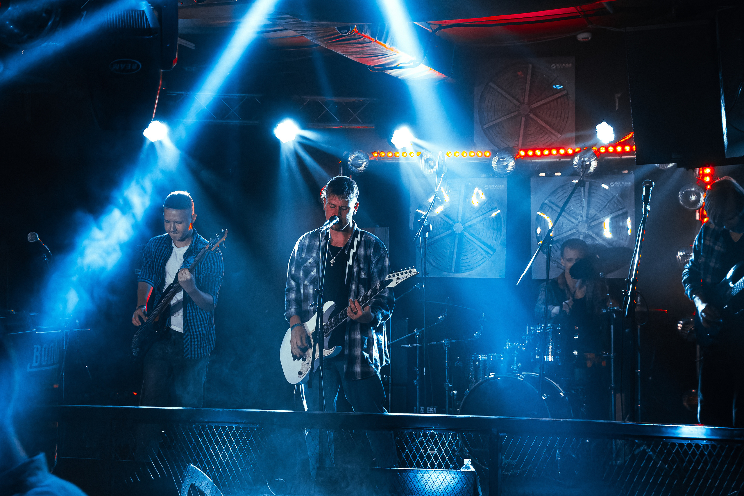 Концерт рок-группы "Эндорфины" в клубе "Водолей" в городе Владивосток