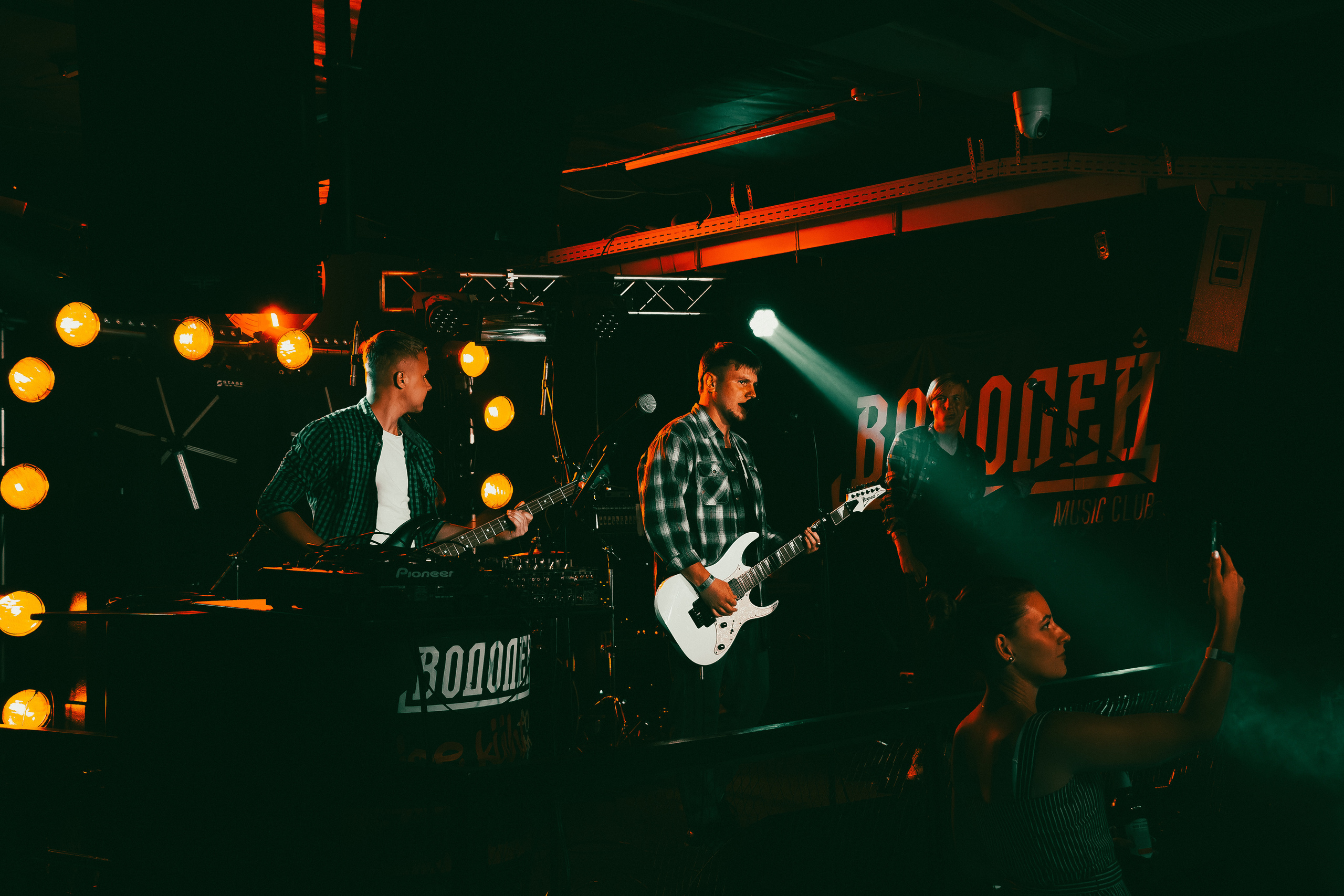 Концерт рок-группы "Эндорфины" в клубе "Водолей" в городе Владивосток