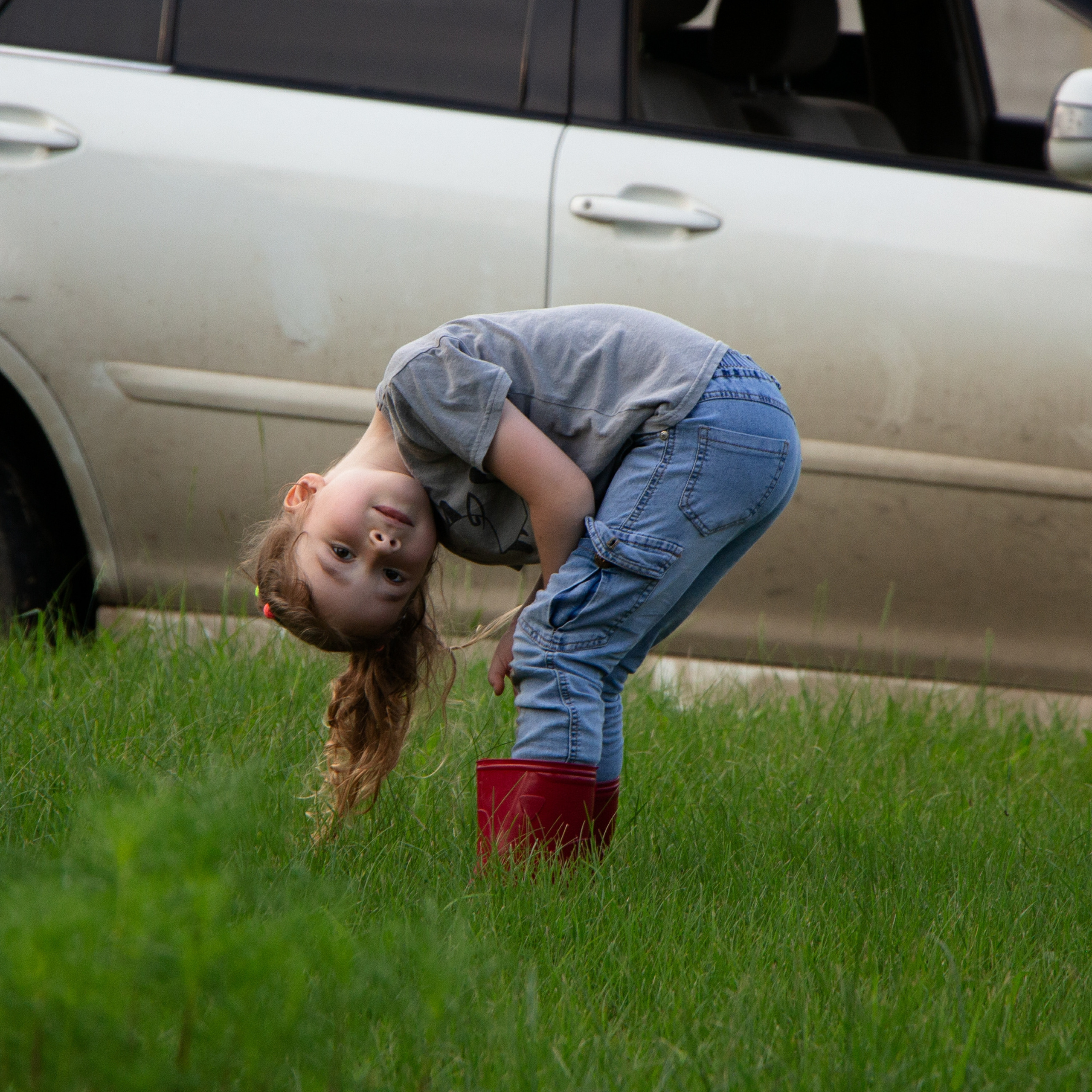 Милое фото девочки на траве
