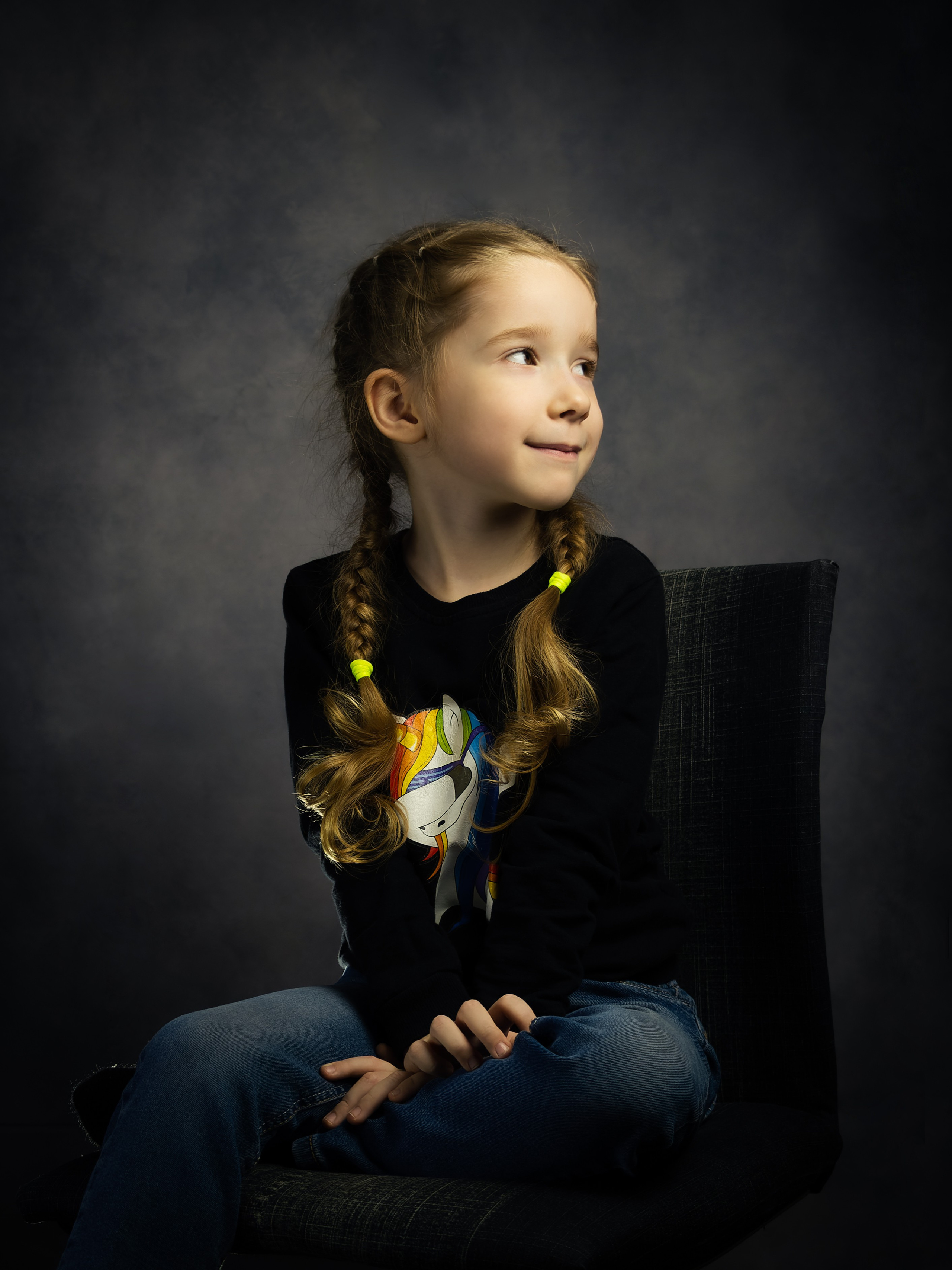 Студийный портрет девочки на сером фоне