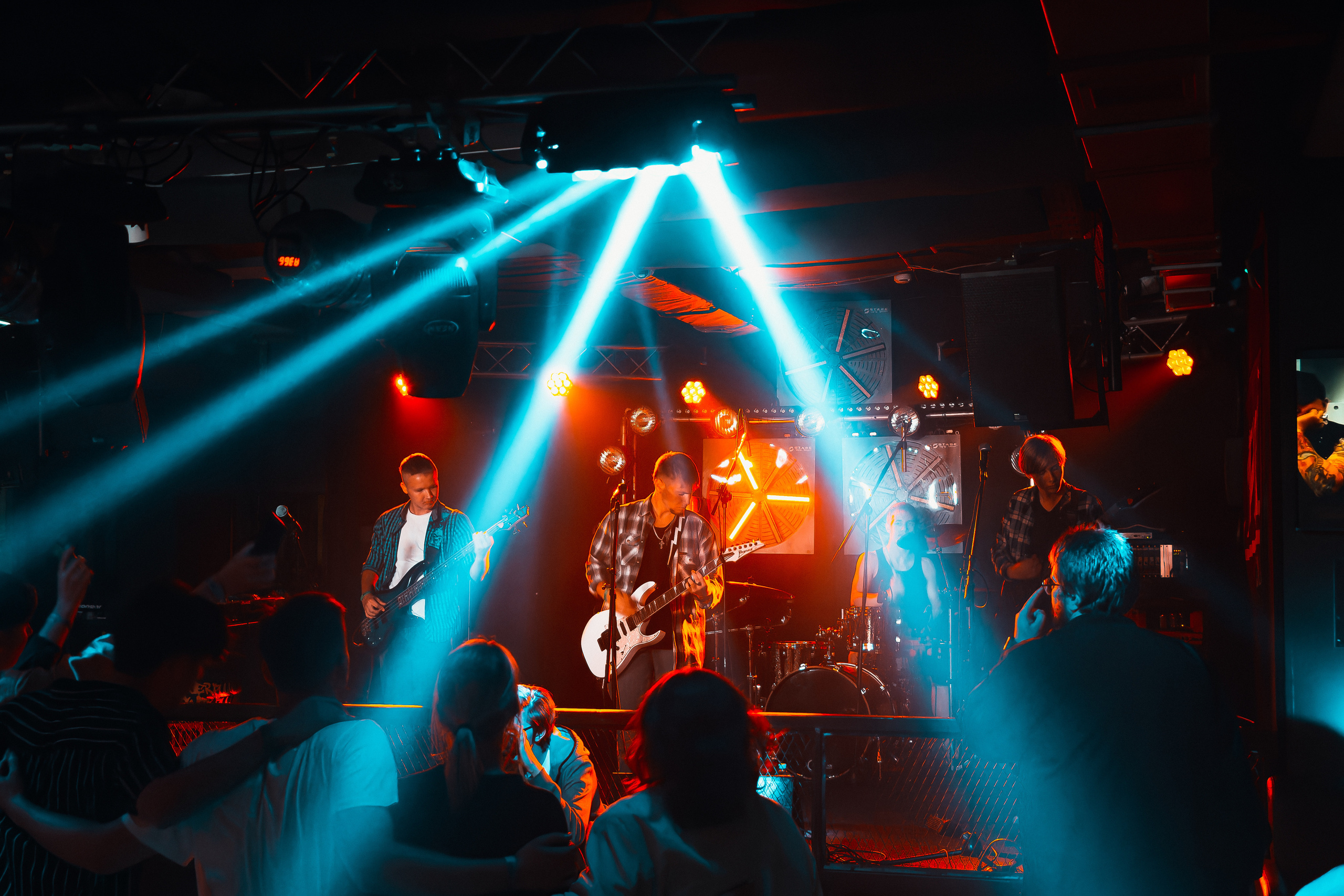 Концерт рок-группы "Эндорфины" в клубе "Водолей" в городе Владивосток