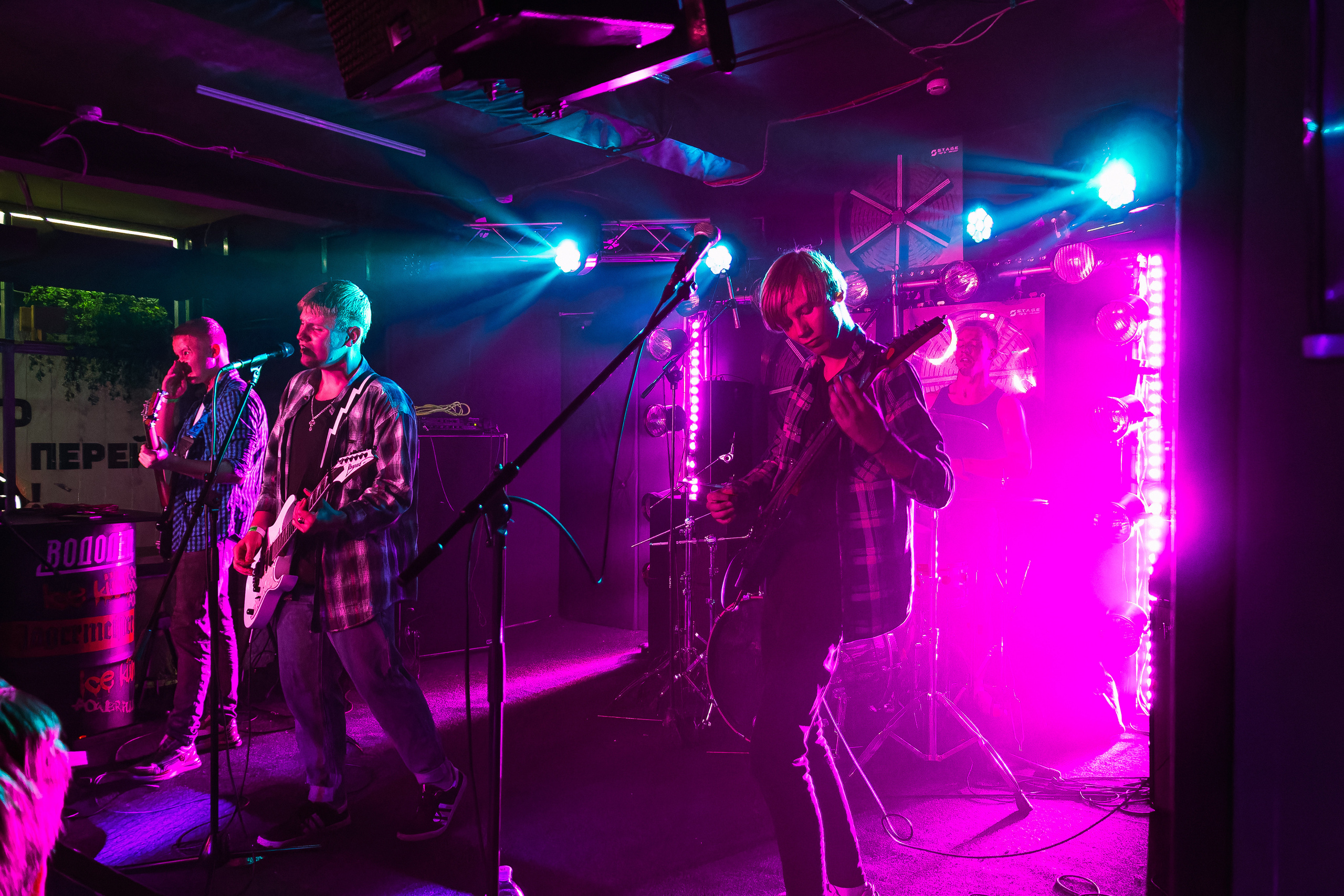 Концерт рок-группы "Эндорфины" в клубе "Водолей" в городе Владивосток