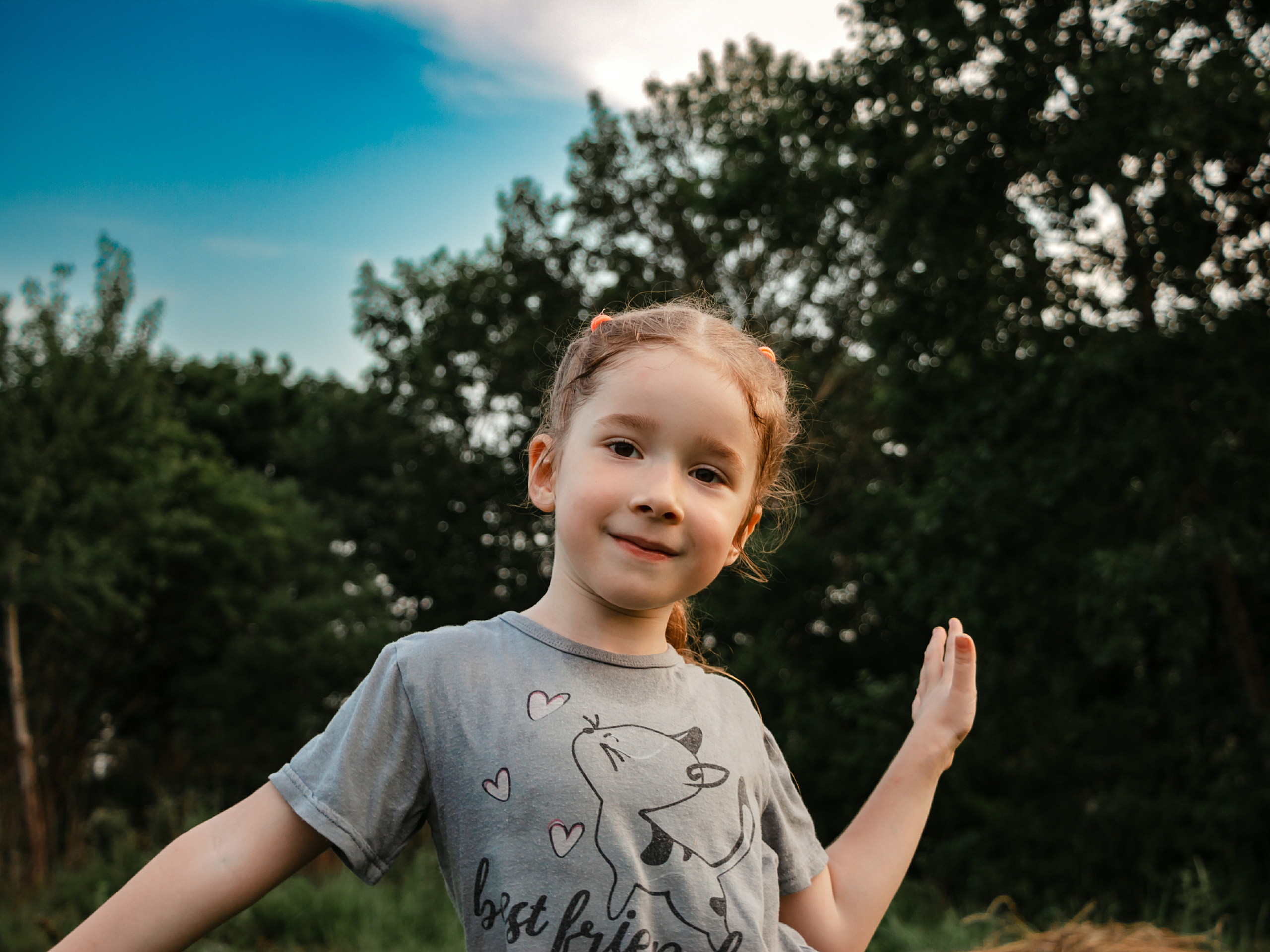 Девочка на природе в солнечный день