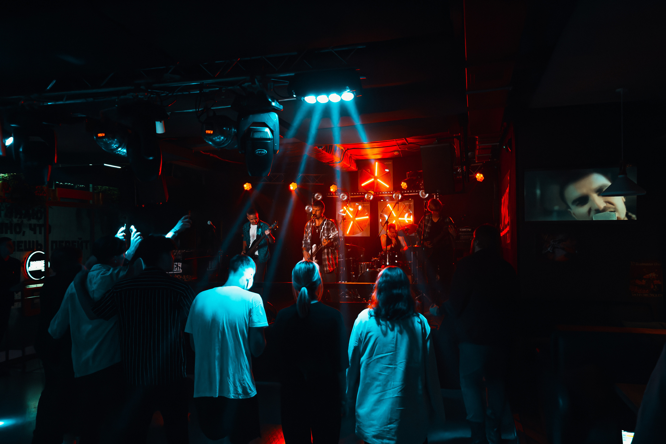 Концерт рок-группы "Эндорфины" в клубе "Водолей" в городе Владивосток