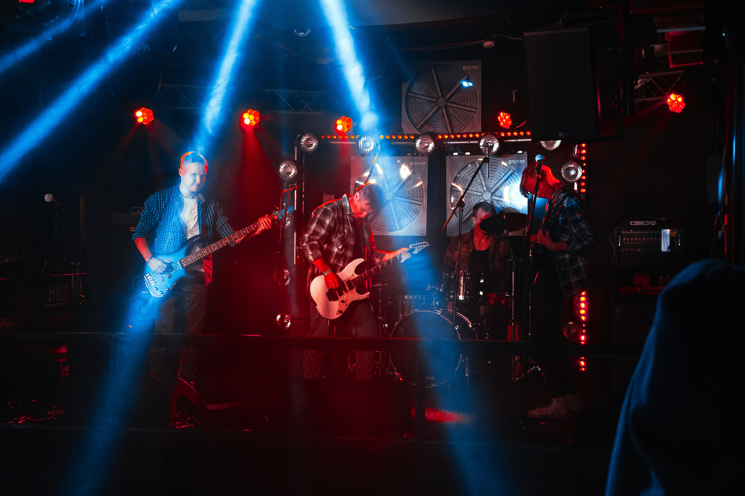 Концерт рок-группы "Эндорфины" в клубе "Водолей" в городе Владивосток