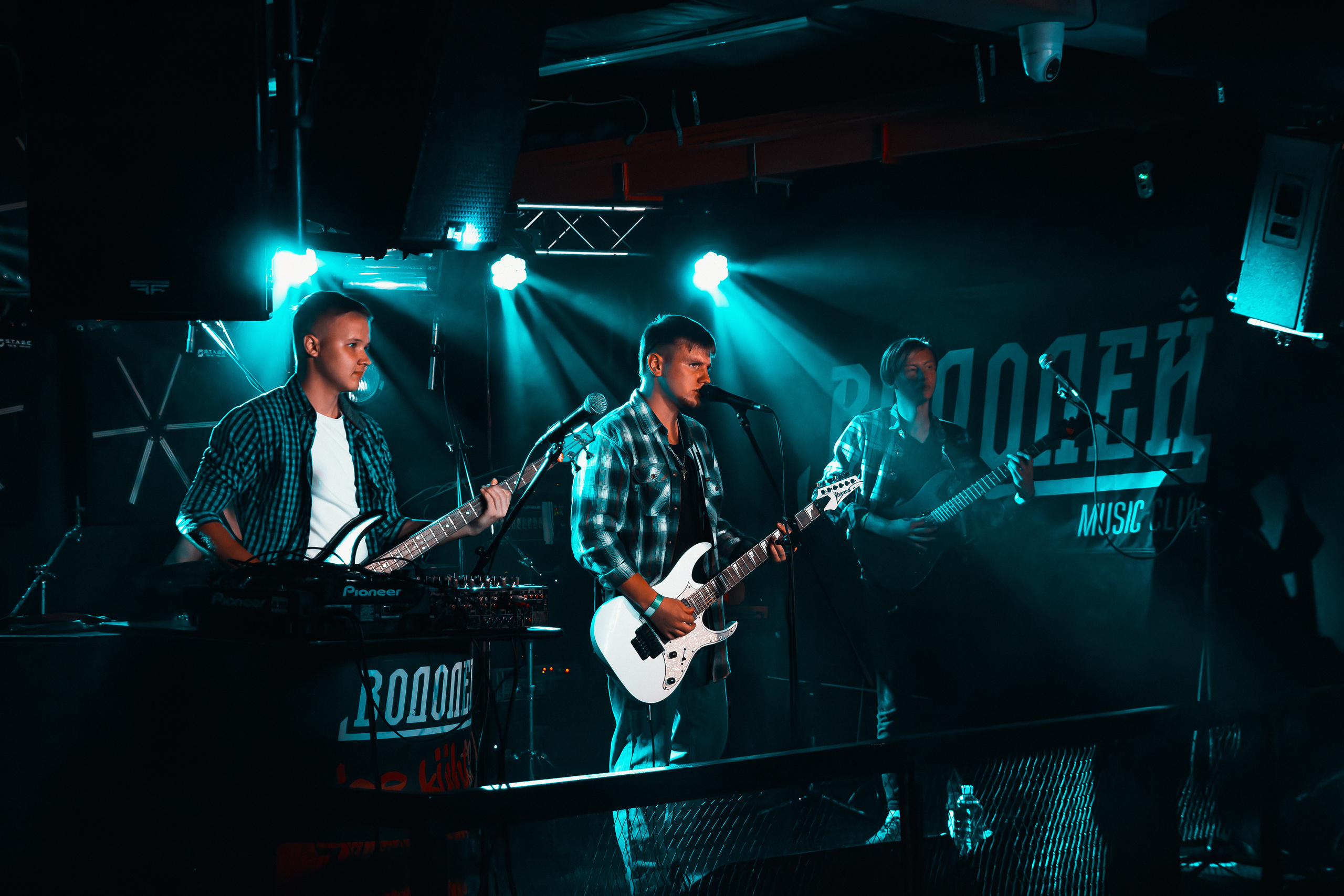 Концерт рок-группы "Эндорфины" в клубе "Водолей" в городе Владивосток