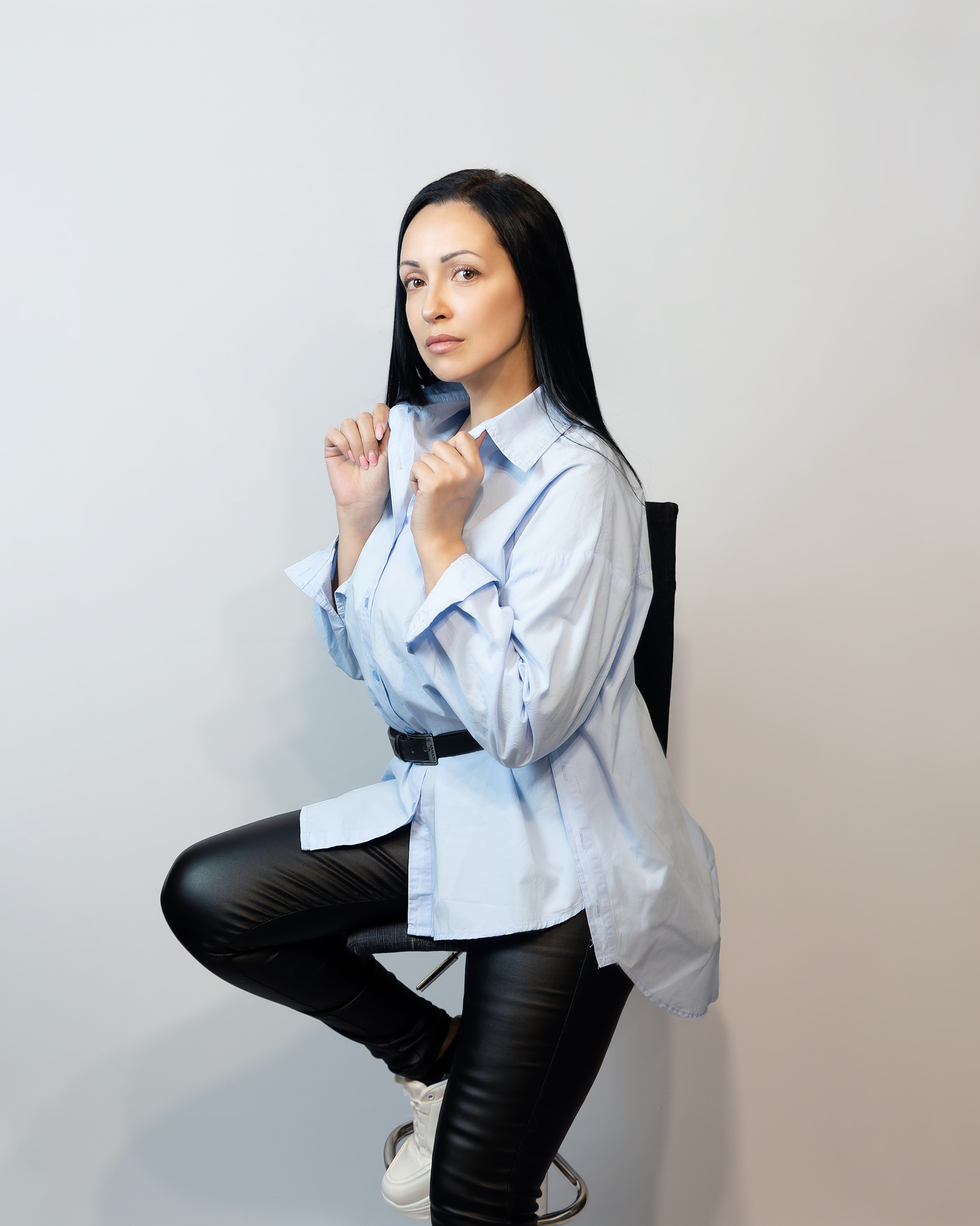 Фото девушки в голубой рубашке на белом фоне