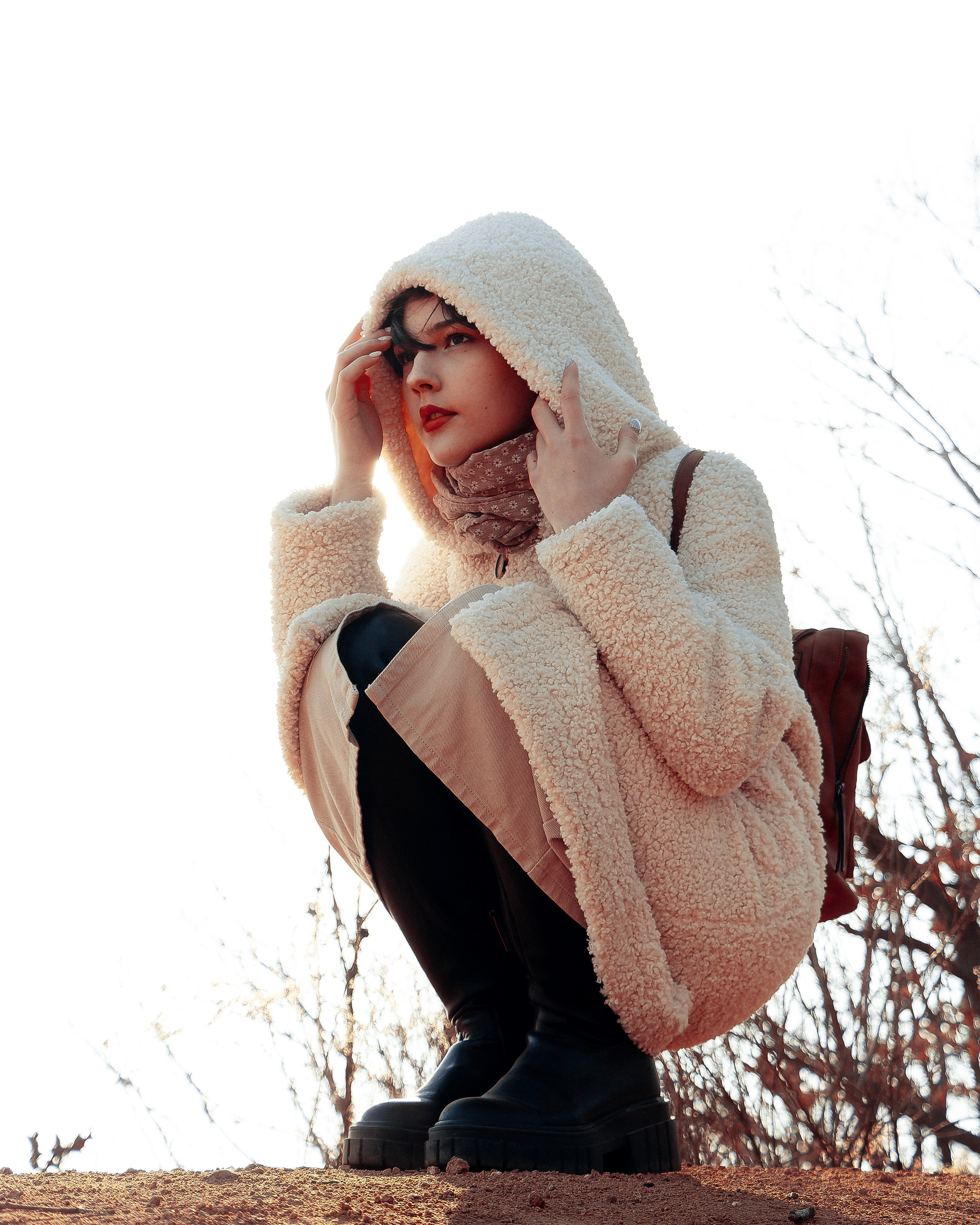 Девушка в капюшоне осенью в солнечную погоду