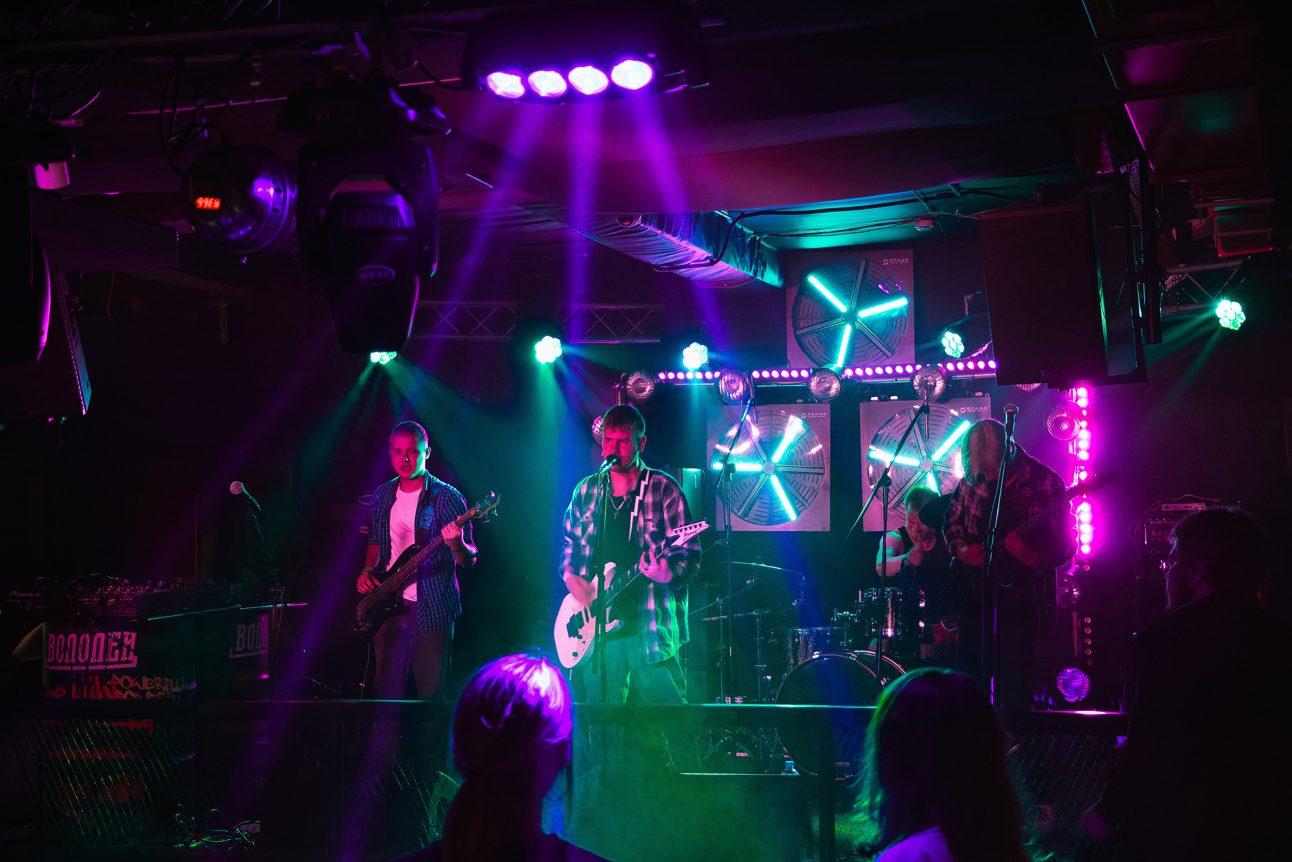 Концерт рок-группы "Эндорфины" в клубе "Водолей" в городе Владивосток