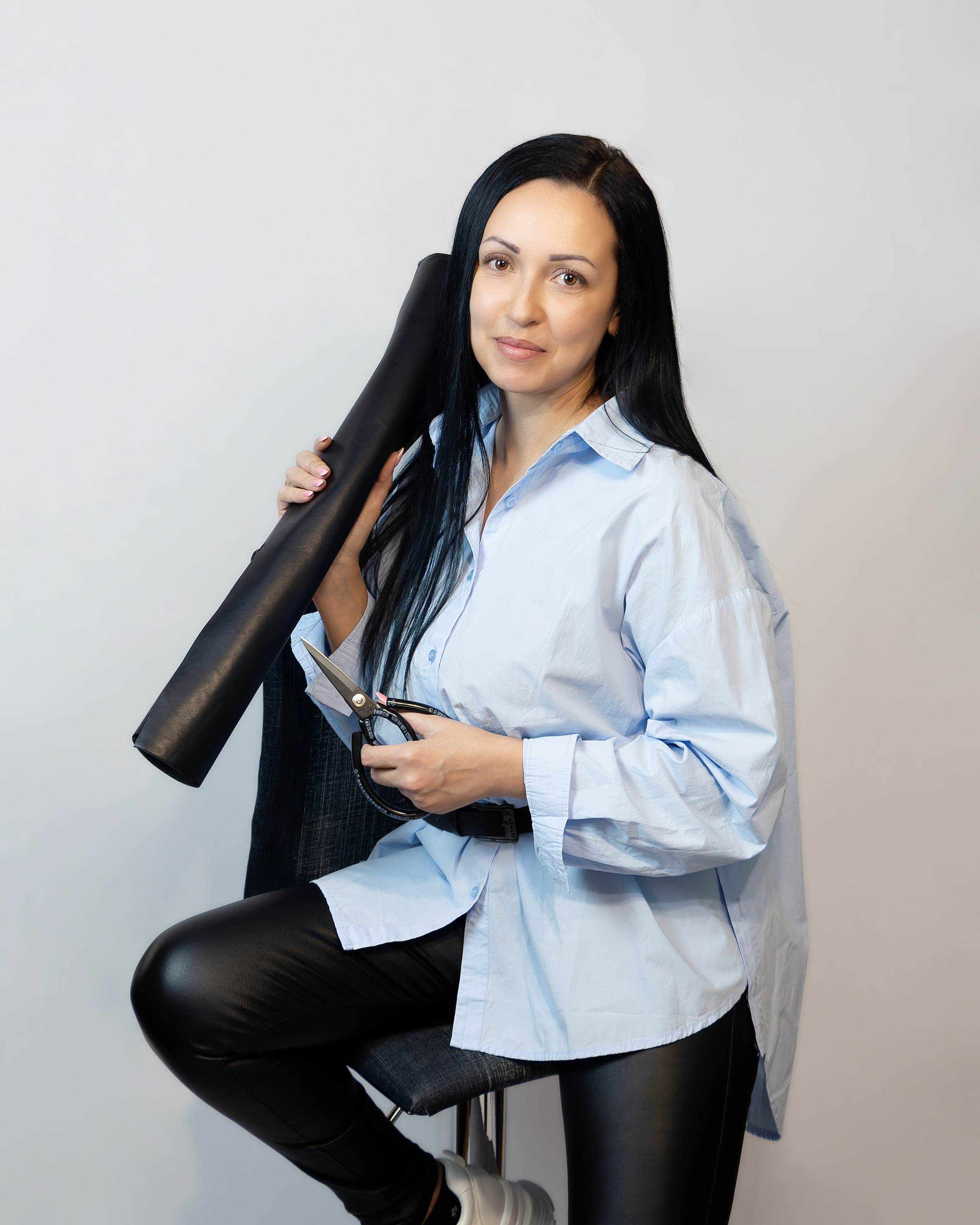 Фото девушки с кожей в руках на белом фоне