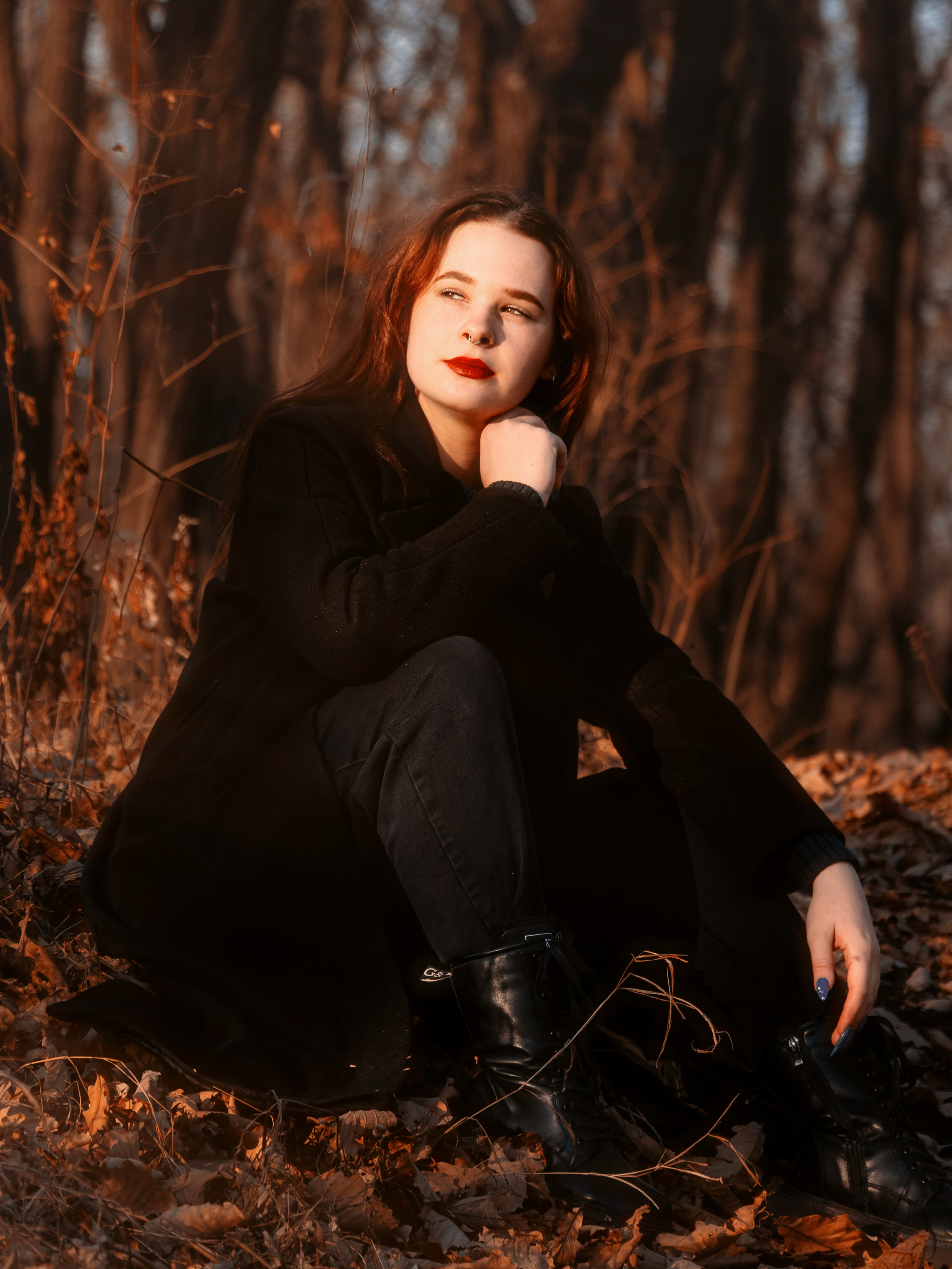 Девушка осенью на природе среди листьев