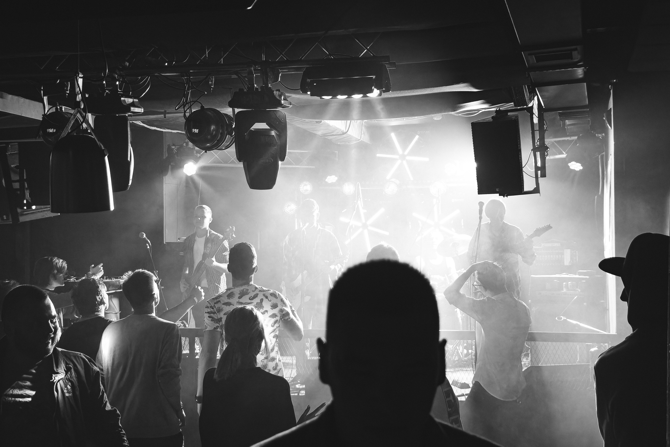 Концерт рок-группы "Эндорфины" в клубе "Водолей" в городе Владивосток