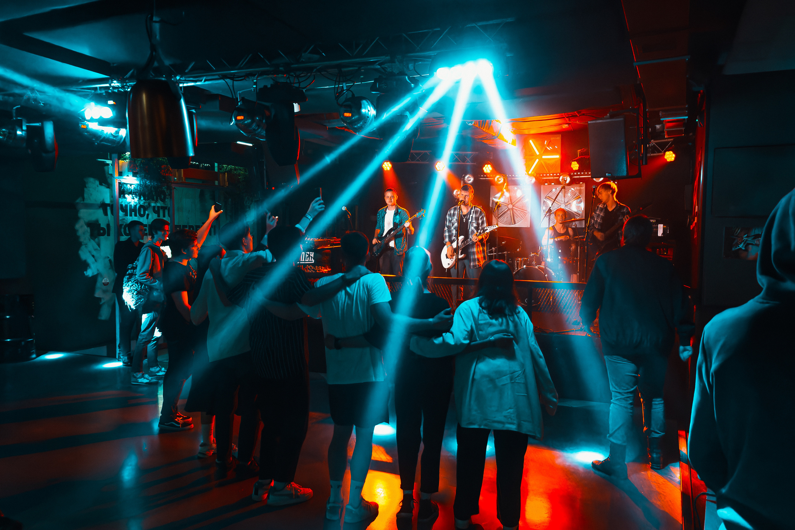 Концерт рок-группы "Эндорфины" в клубе "Водолей" в городе Владивосток